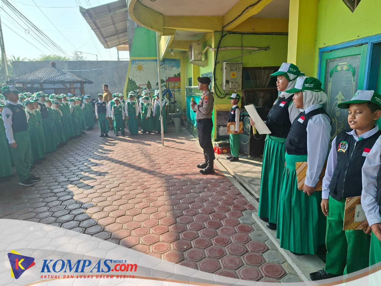 Sekolah MINU Krembung Dapat Binaan Upacara Kanit Binmas Polsek Krembung 