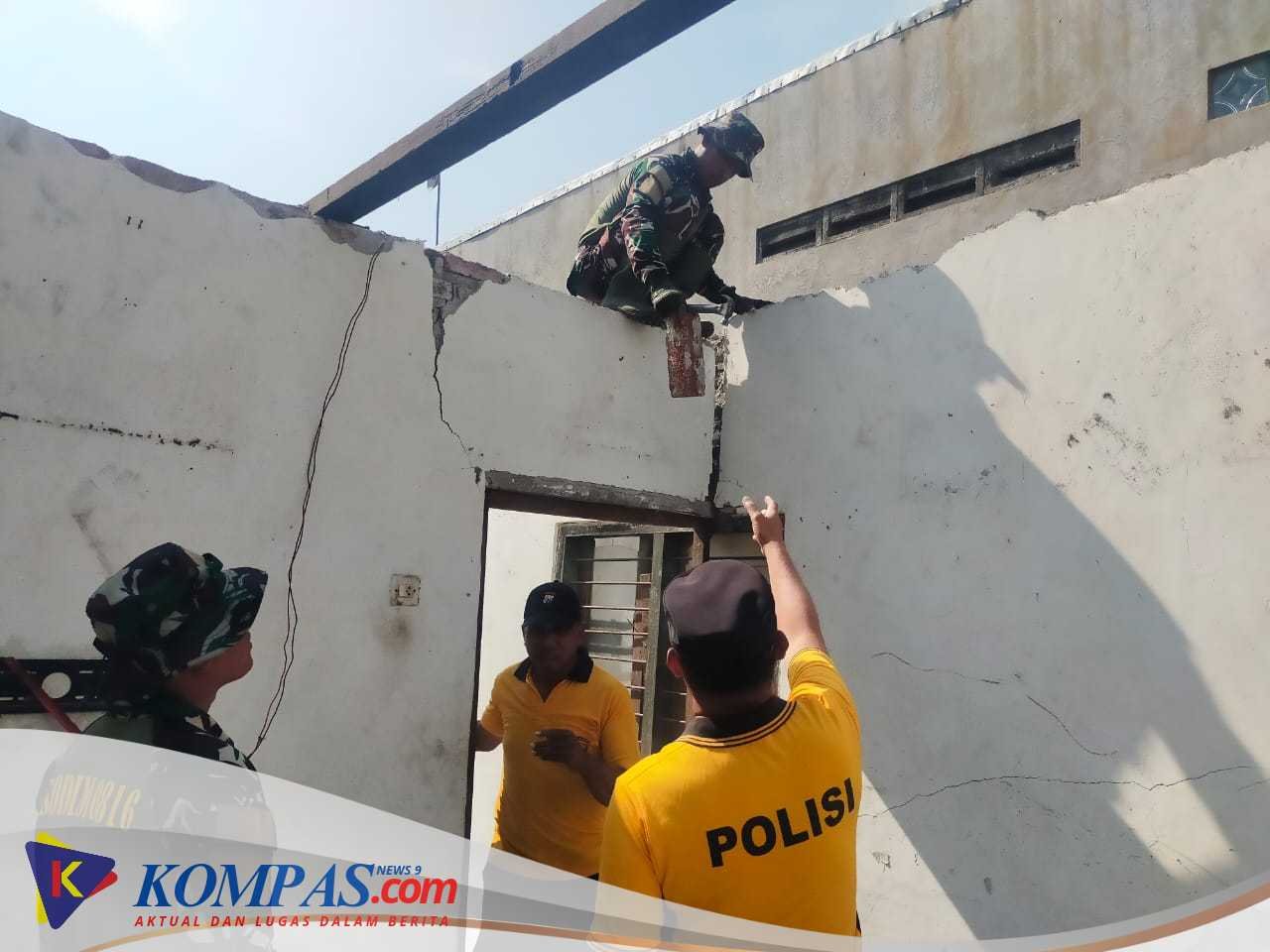 Wujud TNI-Polri Bersinergi, Polsek Krian Ikut Karya Bakti Renovasi Rumah Warga di Sedenganmijen