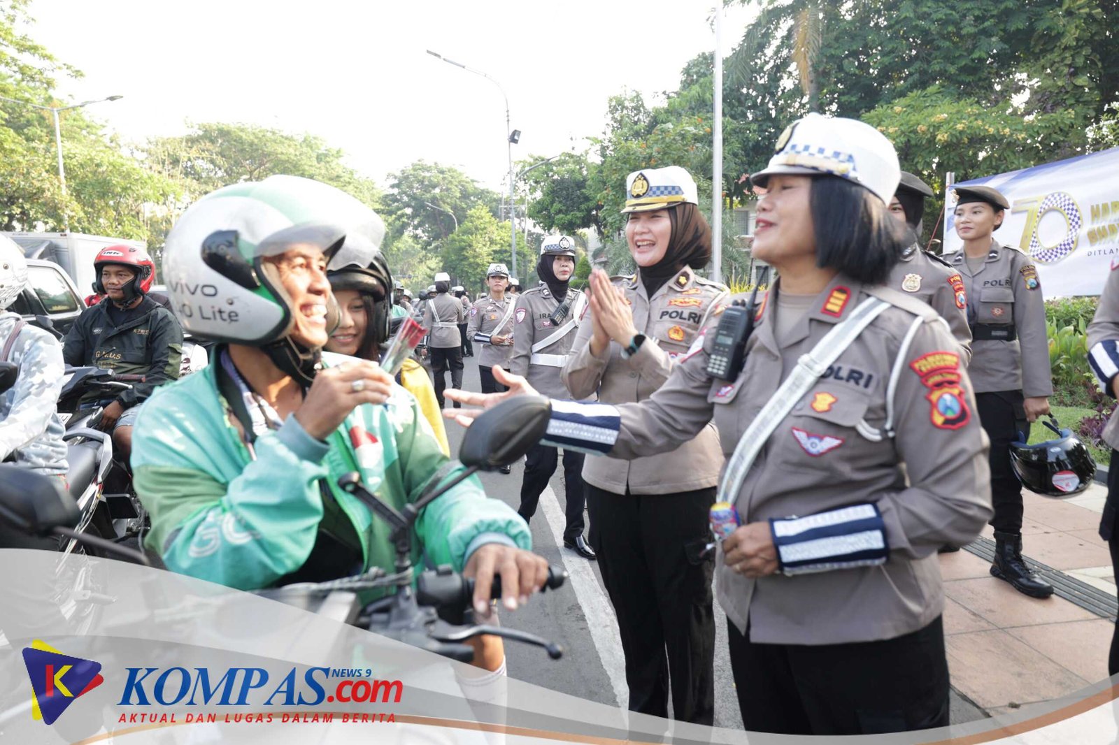 Gatur Lalin Sambil Berbagi Helm dan Cokelat Polwan Polda Jatim Peringati Hari Jadi Polisi Wanita ke 77