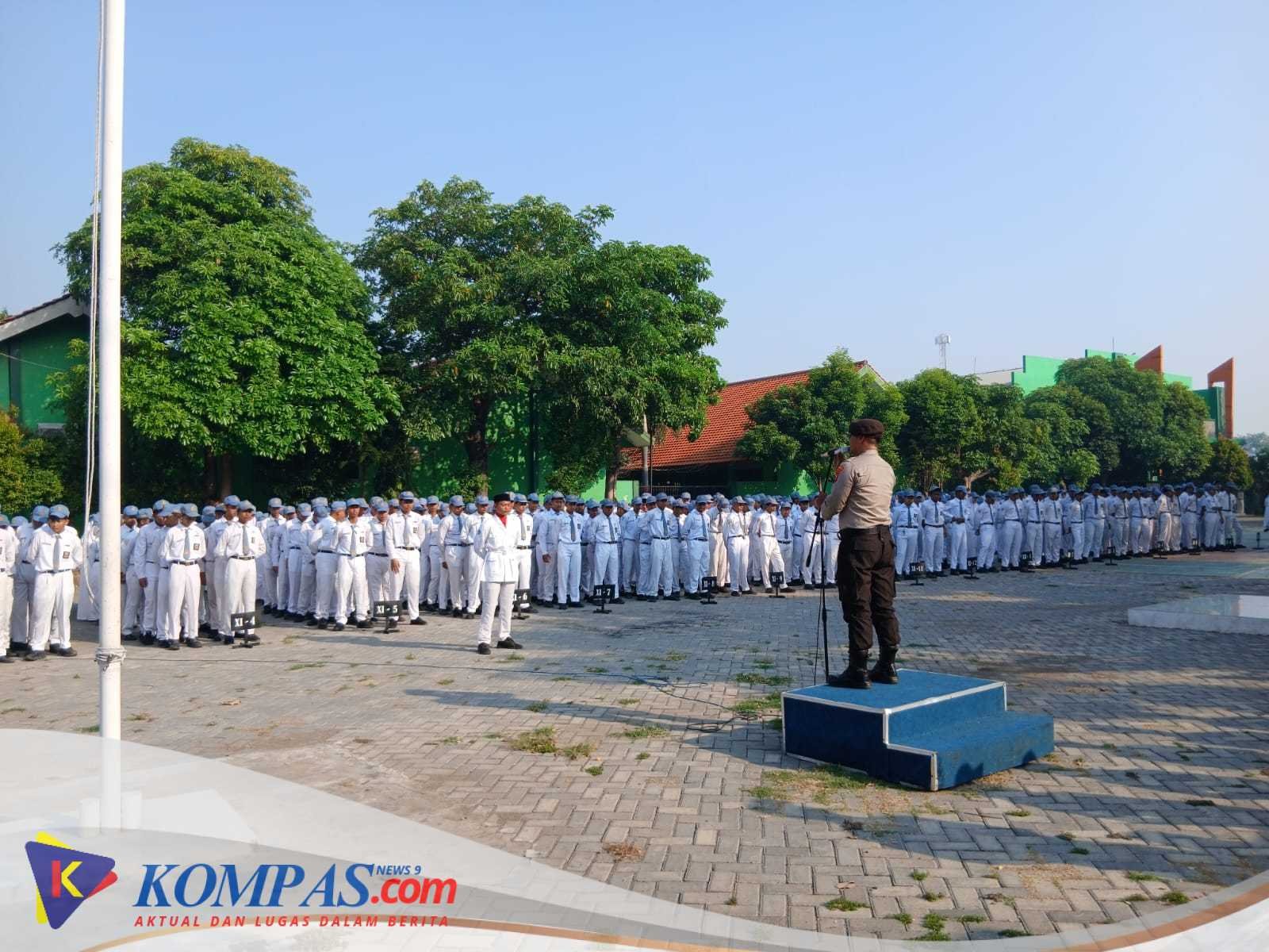 Kanit Binmas Polsek Krembung jadi Irup di SMAN 1 Krembung,Ajak Siswa Jaga Disiplin dan Cinta Tanah Air