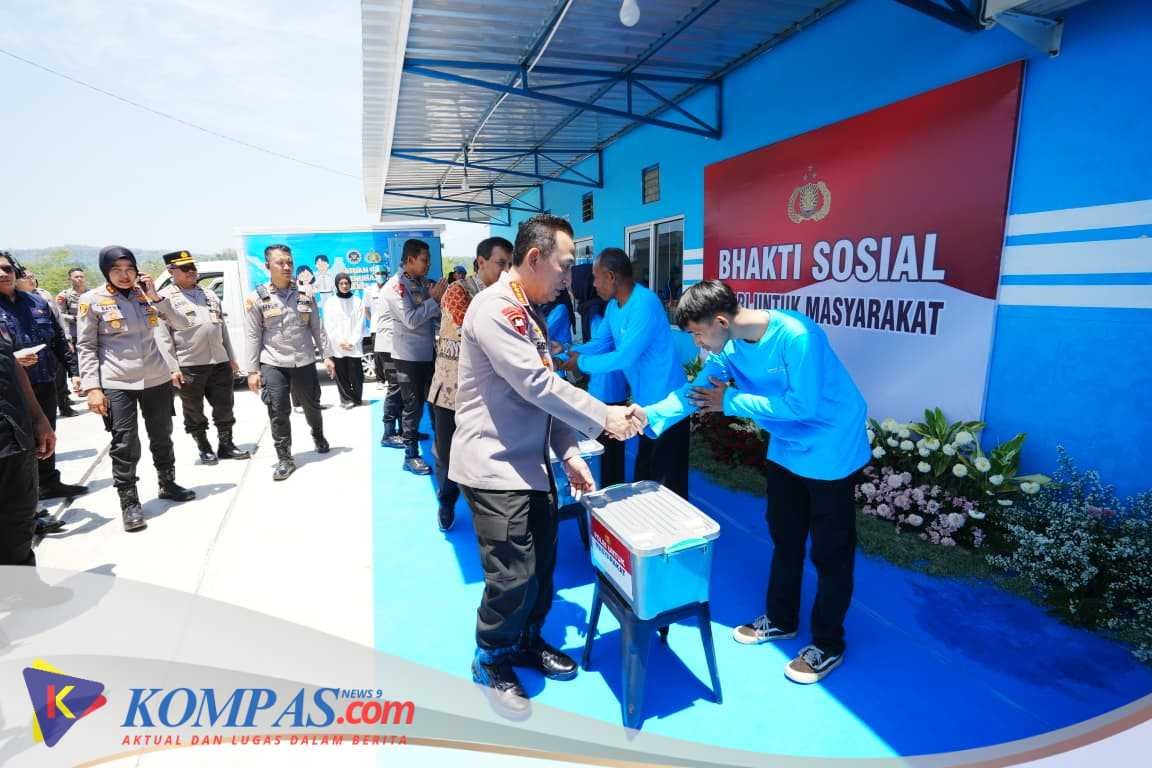 Kapolri Berikan Bansos dan Salurkan Bahan Pangan Murah di Semarang