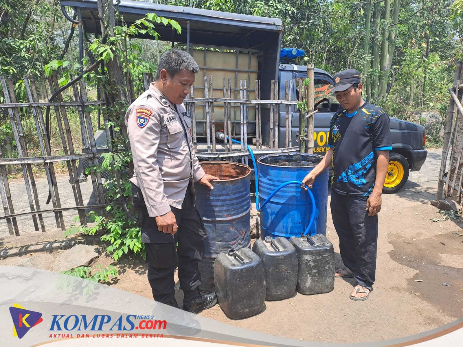 Polisi Tangani Kekeringan di Winongan Pasuruan Sulap Mobil Patroli Jadi Armada Air Bersi