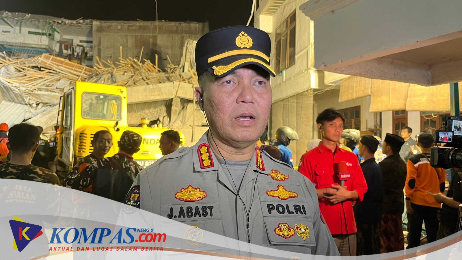Polda Jatim Bantu Evakuasi Korban Runtuhnya Bangunan Pesantren di Sidoarjo