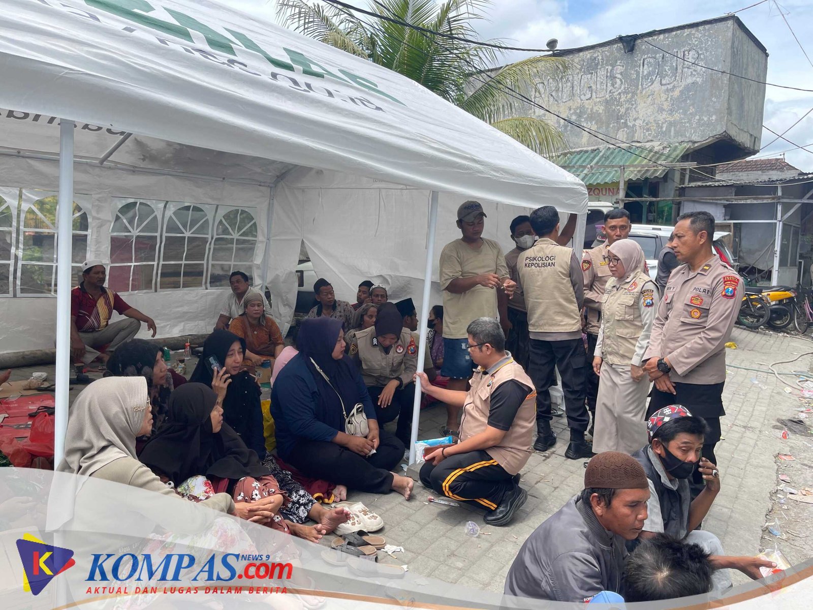 Polisi Beri Trauma Healing Korban Runtuhan Bangunan Ponpes Al Khoziny