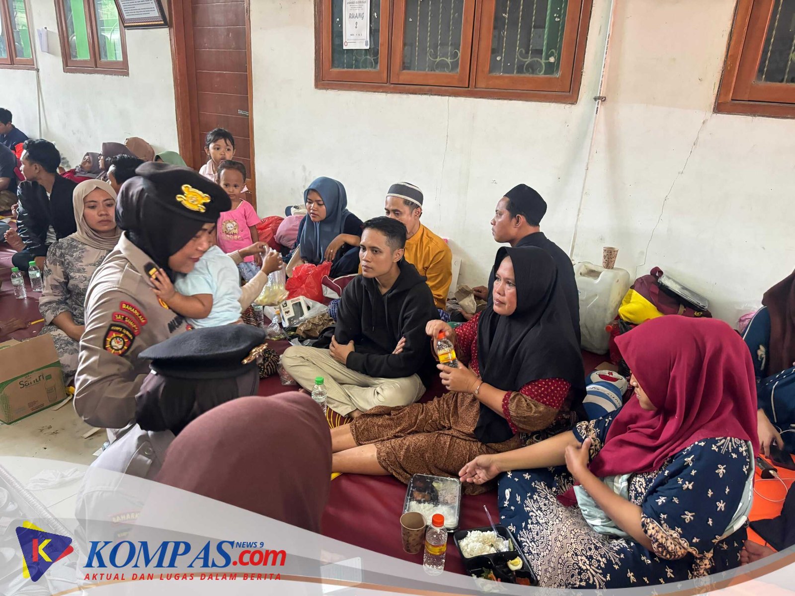 Polwan Polresta Sidoarjo Beri Pelayanan Keluarga Korban di Ponpes Al Khoziny