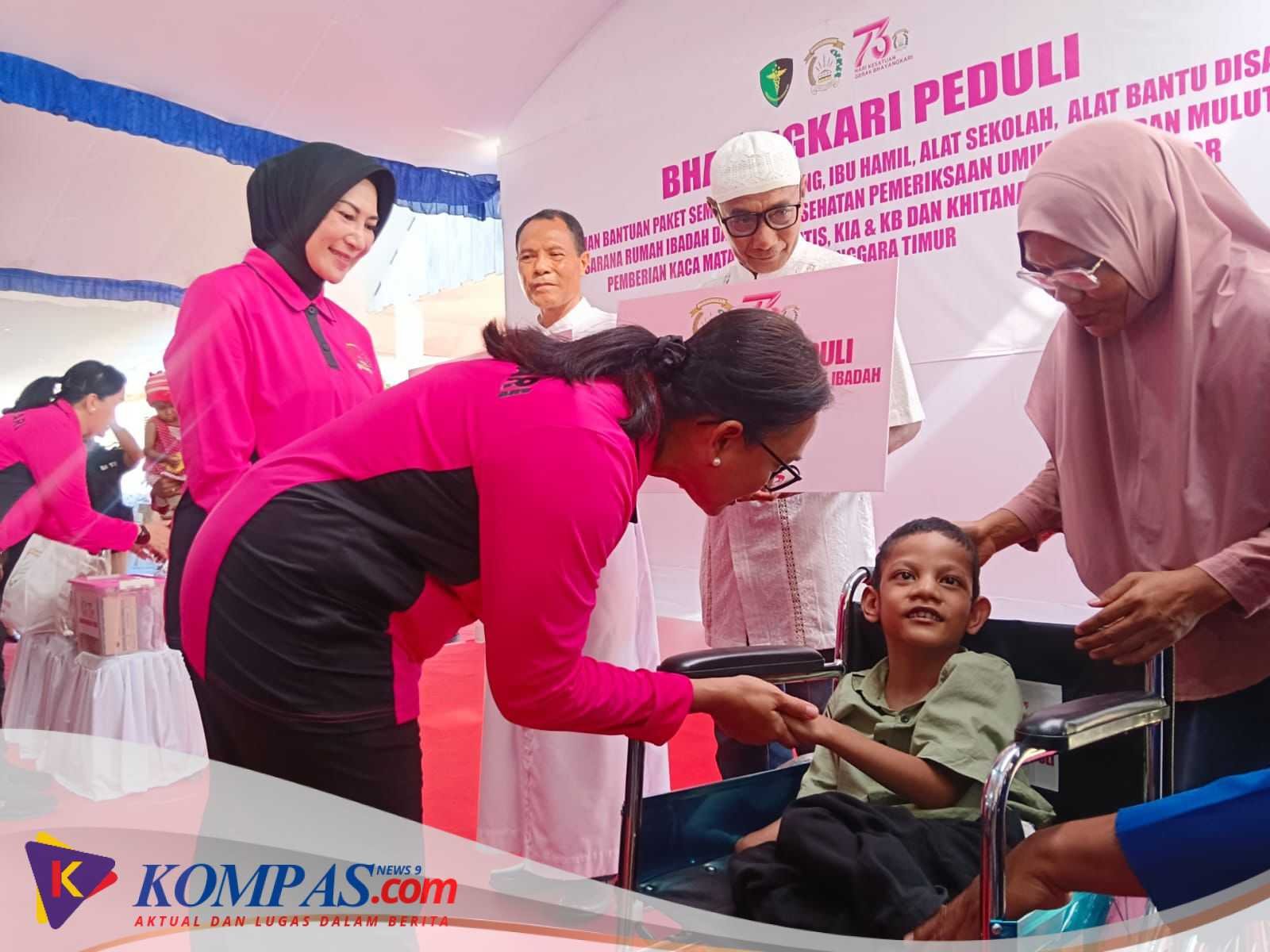 Ketua Umum Bhayangkari Salurkan 5.000 Paket Bansos, Gelar Bakti Kesehatan dan Religi di NTT
