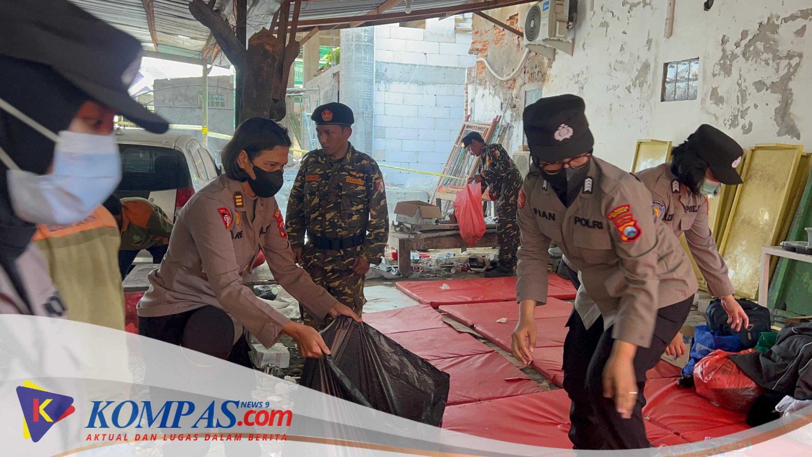 Polwan Polresta Sidoarjo Peduli Kebersihan di Posko Keluarga Korban Santri Ponpes Al Khoziny