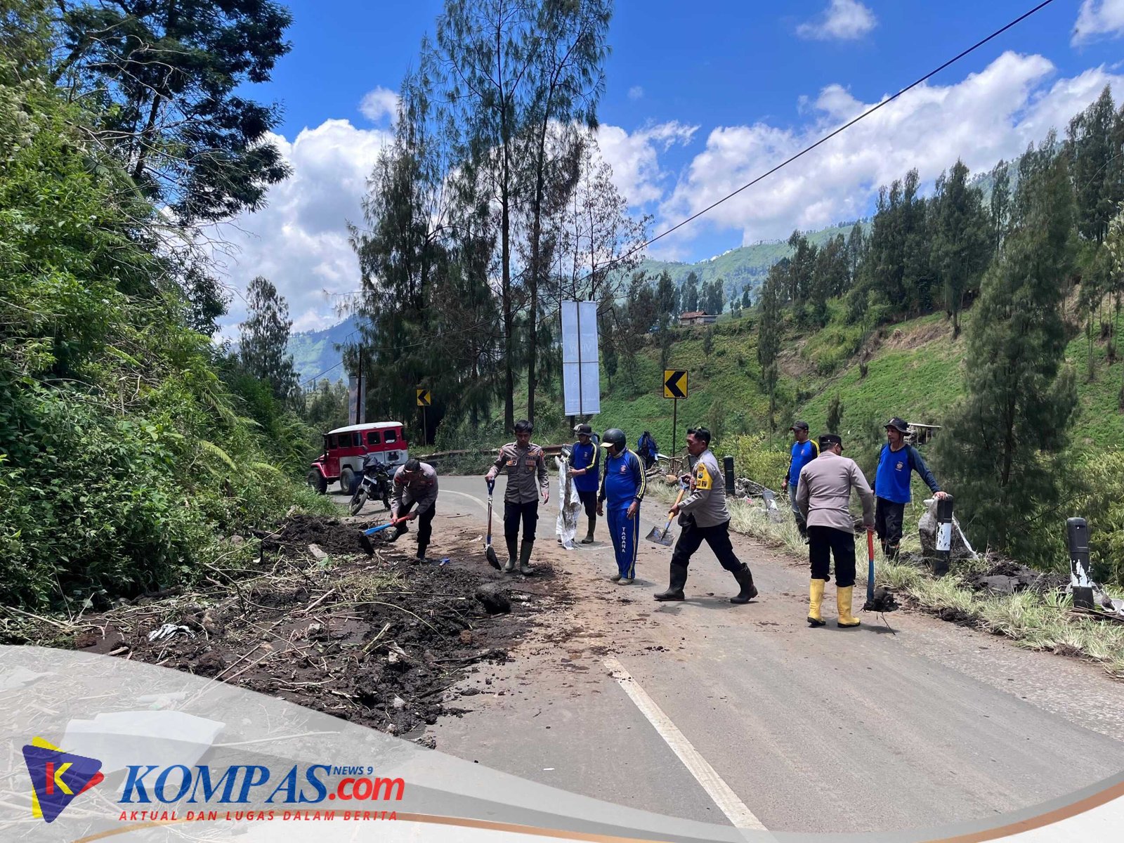 Aksi Cepat Tanggap Polres Probolinggo Tangani Tanah Longsor di Jalur Bromo