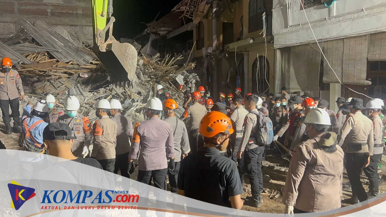 Ratusan Personel Polresta Sidoarjo Berjibaku Bersihkan Puing Bangunan Ponpes Al Khoziny