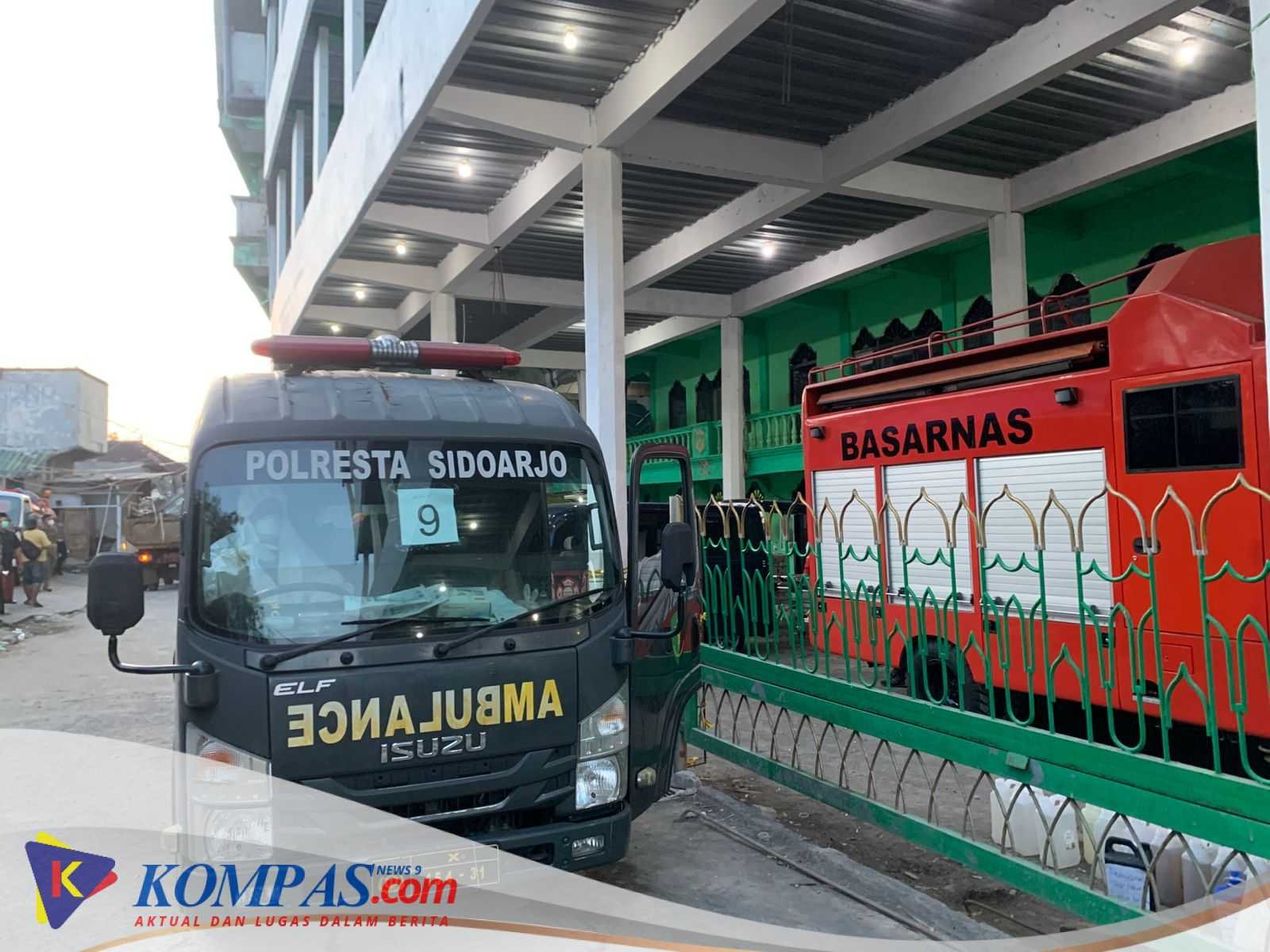 Ambulan Poliklinik Polresta Sidoarjo Turut Bawa Korban Meninggal Dunia dari Ponpes Buduran