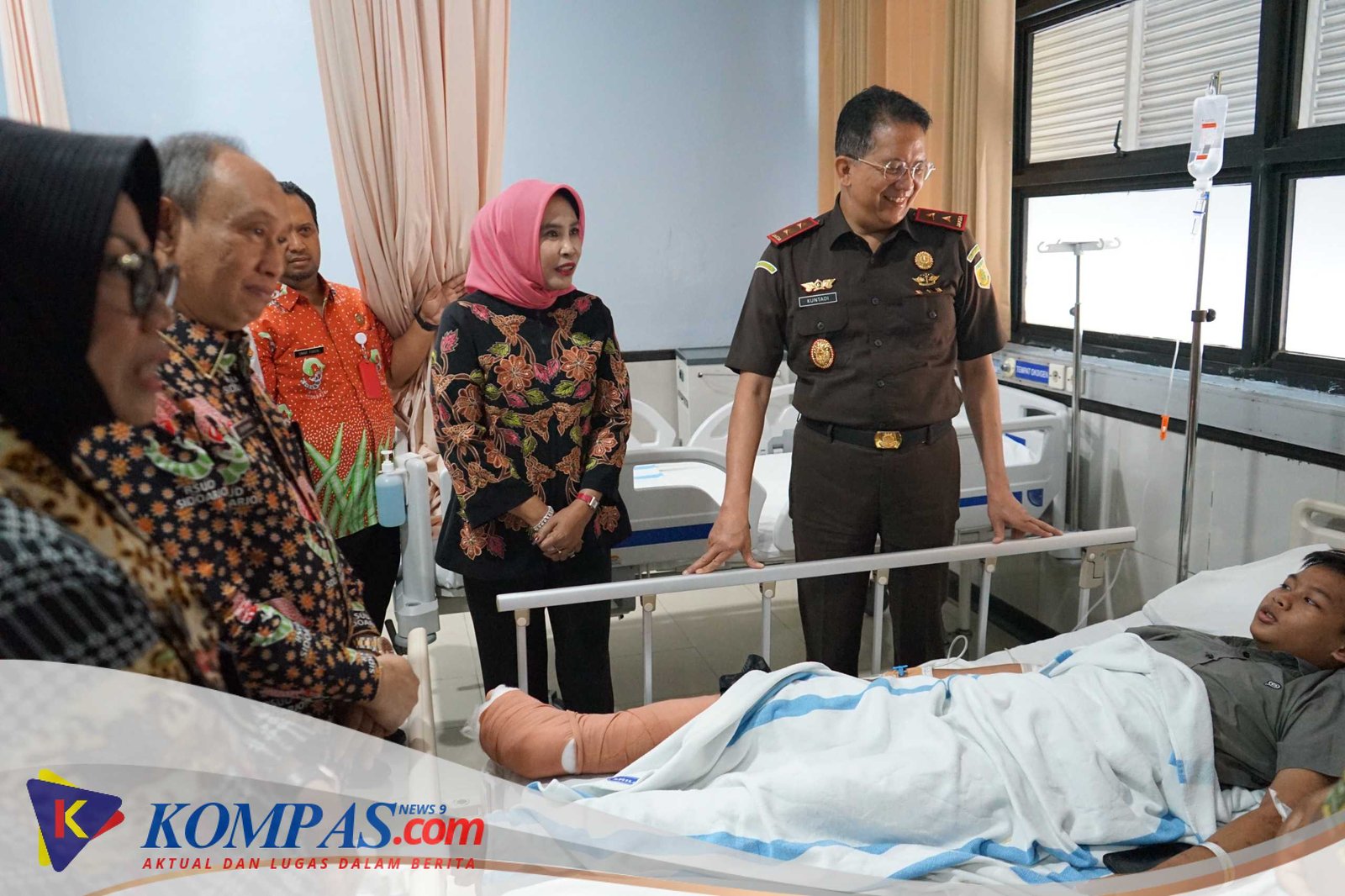 Wabup Sidoarjo dan Kajati Jatim Beri Dukungan Moril Korban Musibah Ponpes Al Khoziny di RSUD R.T. Notopuro