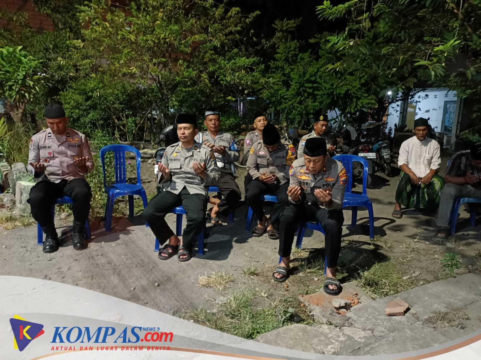 Polisi Takziyah ke Rumah Duka Santri di Desa Wadungasih Buduran