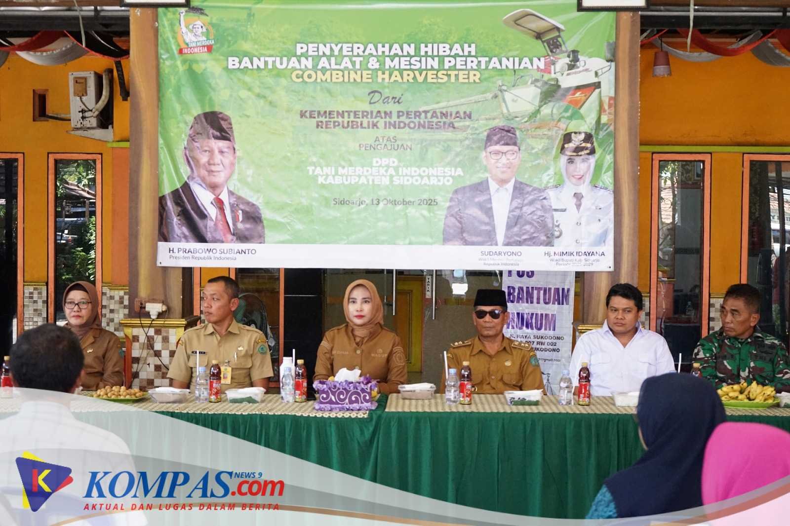 Tingkatkan Efisiensi Pertanian, Wabup Mimik Idayana Serahkan Bantuan Combine Harvester di Sukodono