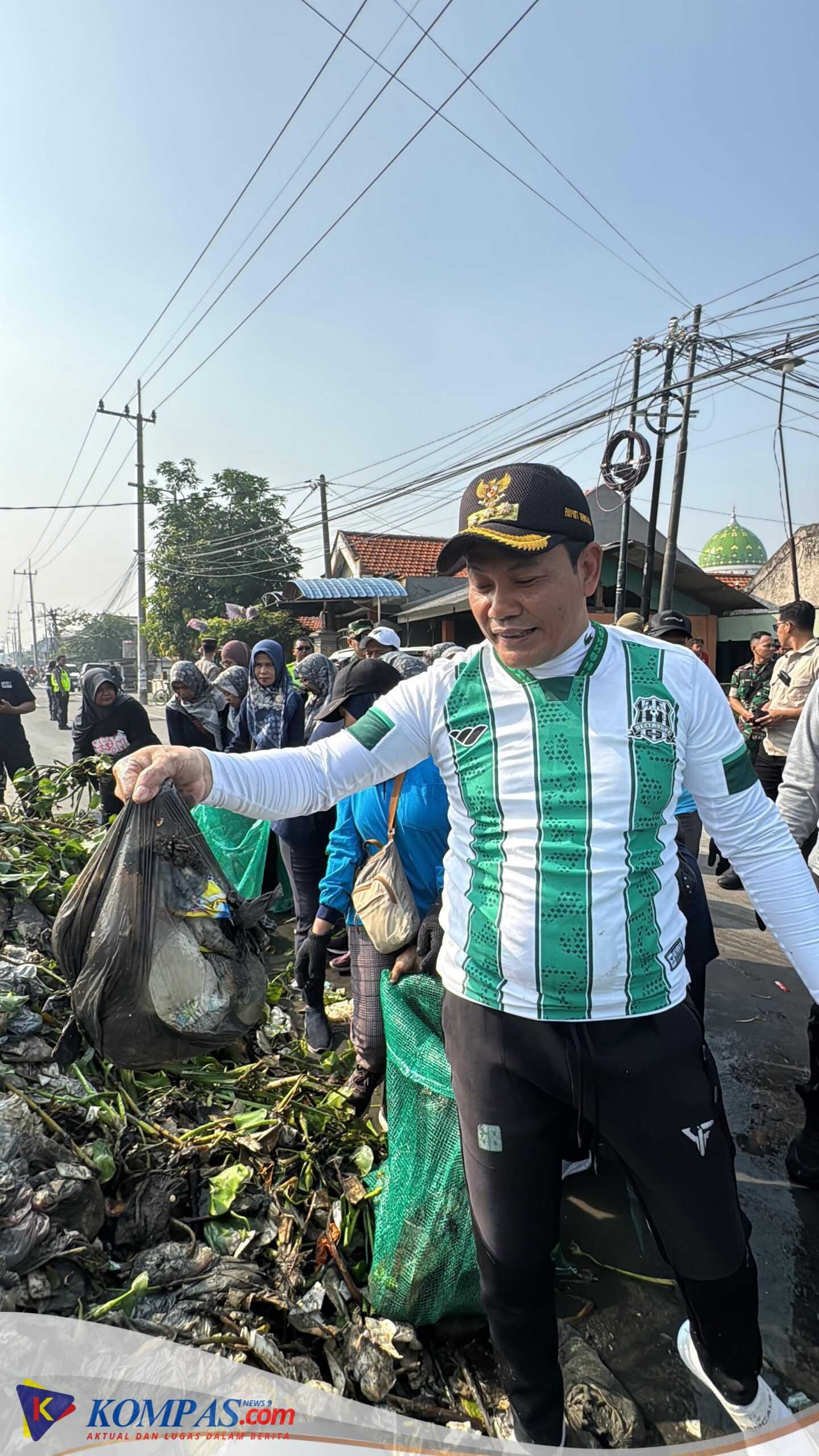 Jaga Kebersihan Sungai, Pemkab Sidoarjo Rutin Bersihkan Sampah di Saringan Mengetan Kanal