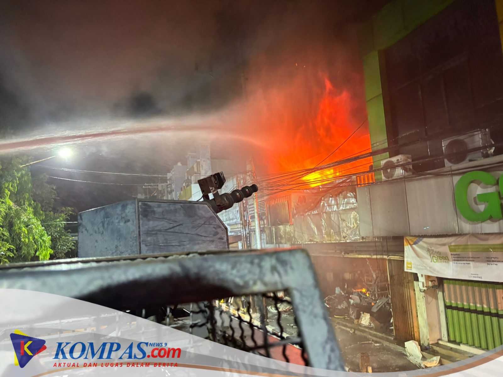 Bantu Padamkan Kebakaran Yang Buat Panik Warga,Sat Samapta Dan Mobil Rantis AWC Polres Kediri Kota Di Terjunkan Ke Lokasi