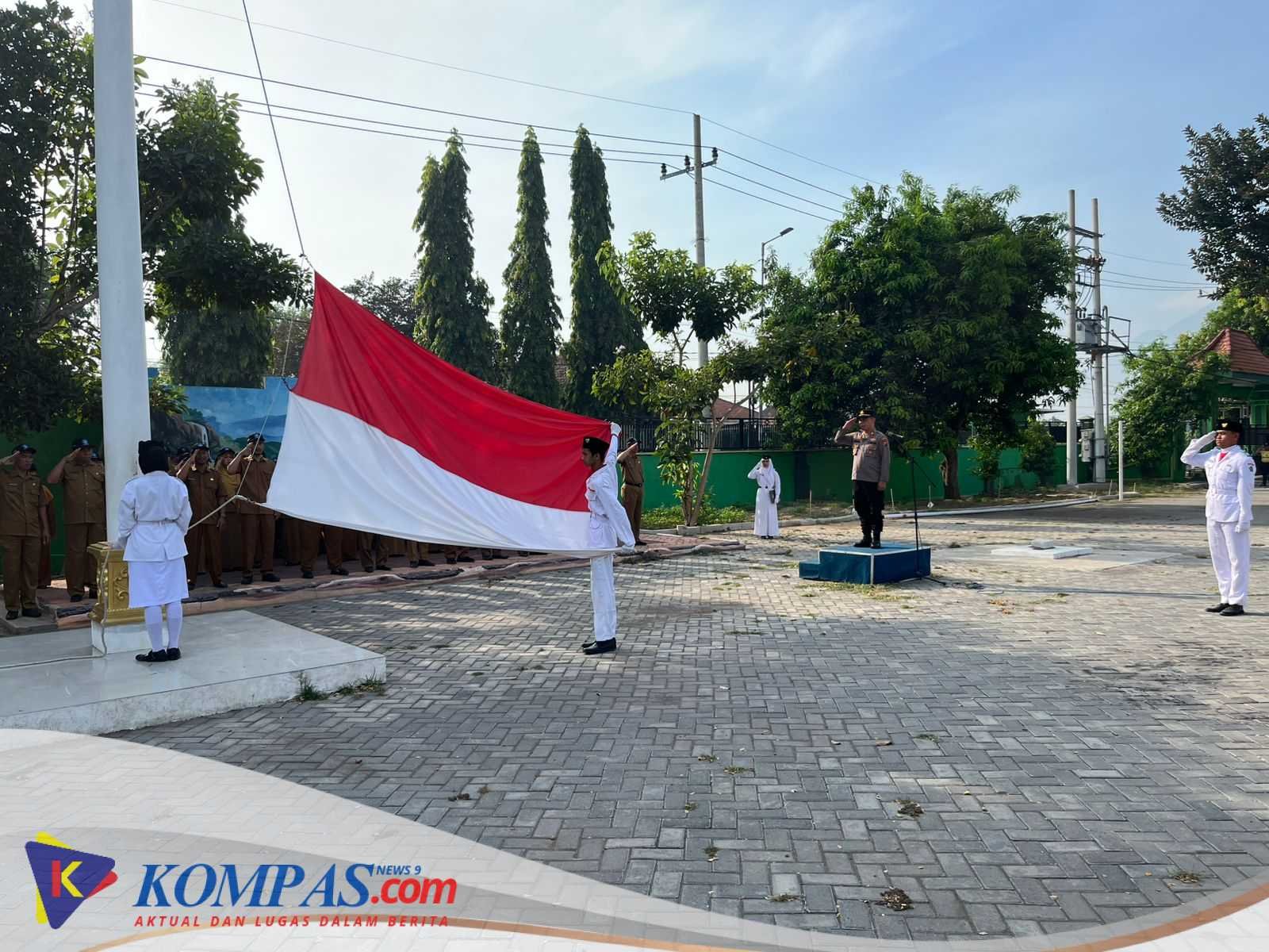 Kapolsek Krembung Pimpin Upacara di SMAN 1 Krembung Dalam Rangka “Cooling System Nusantara 2025”
