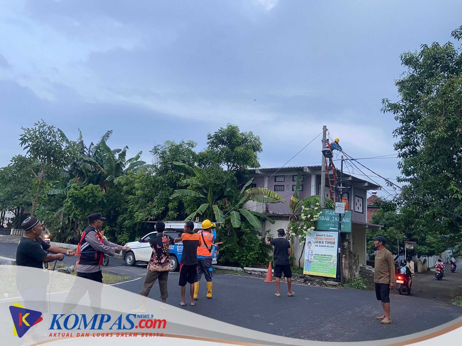 Hujan Lebat Disertai Angin Kencang Sebabkan Pohon Tumbang di Desa Kajeksan,Polsek Tulangan Gercep Bantu Evakuasi