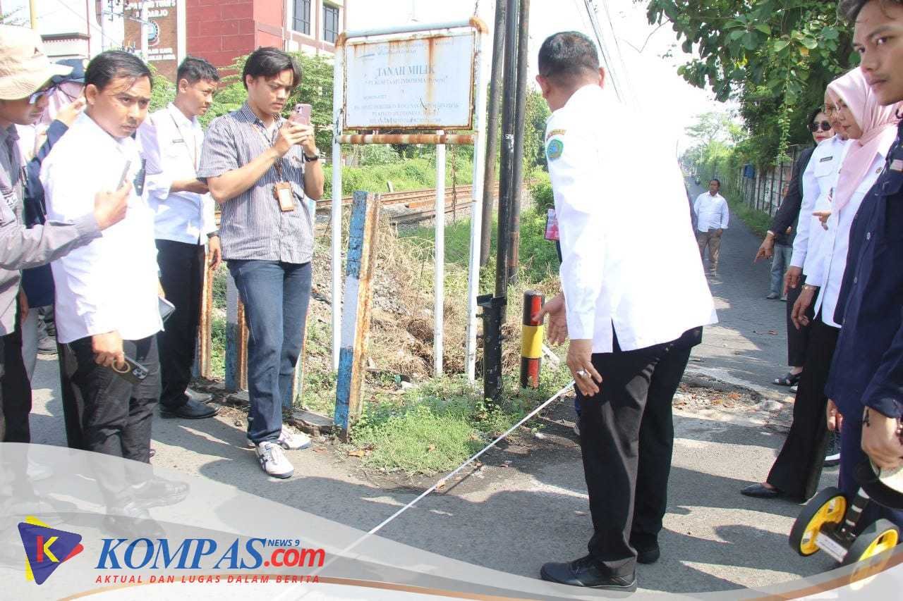 Urai Kemacetan Pemerintah Sidoarjo Perlebar Jalan di Pelintasan Kereta Api Desa Gelam