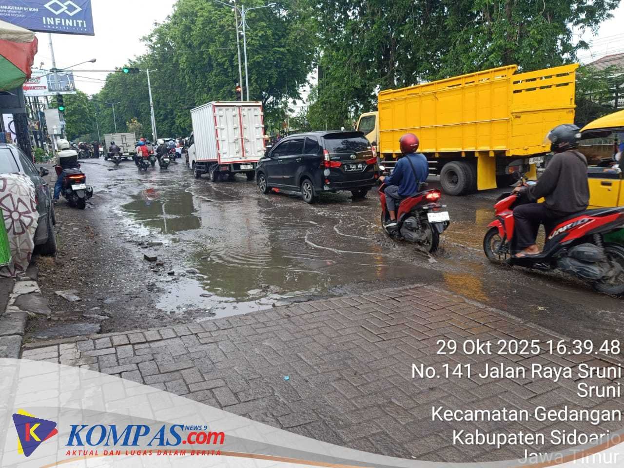 Genangan Air di Depan Indomaret dan Toko Keramik Infinity Sruni Gedangan Belum Tersentuh Penanganan