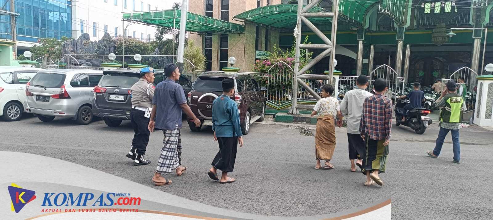 Wujud Nyata “Polri untuk Masyarakat”, Anggota Polsek Krian Beri Rasa Aman Jamaah Sholat Jumat
