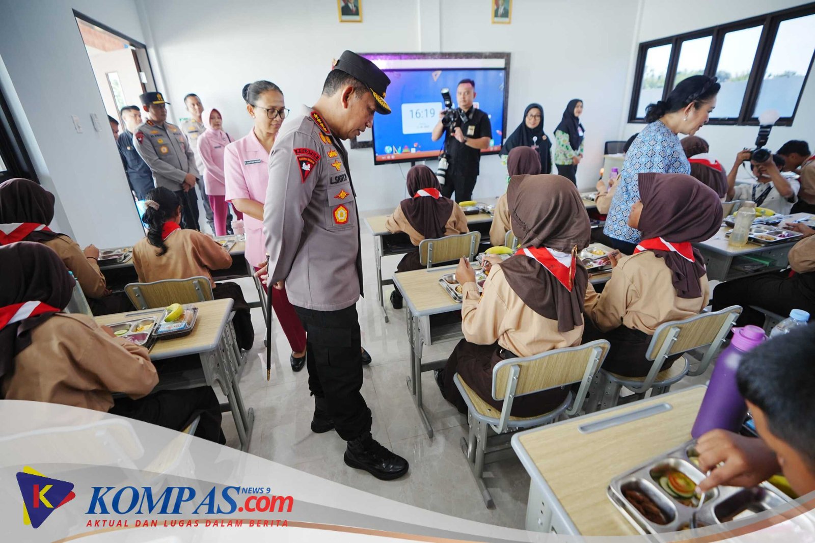 Kapolri Singgung Wujudkan Generasi Emas Usai Tinjau SMP Kemala Bhayangkari Karanganyar