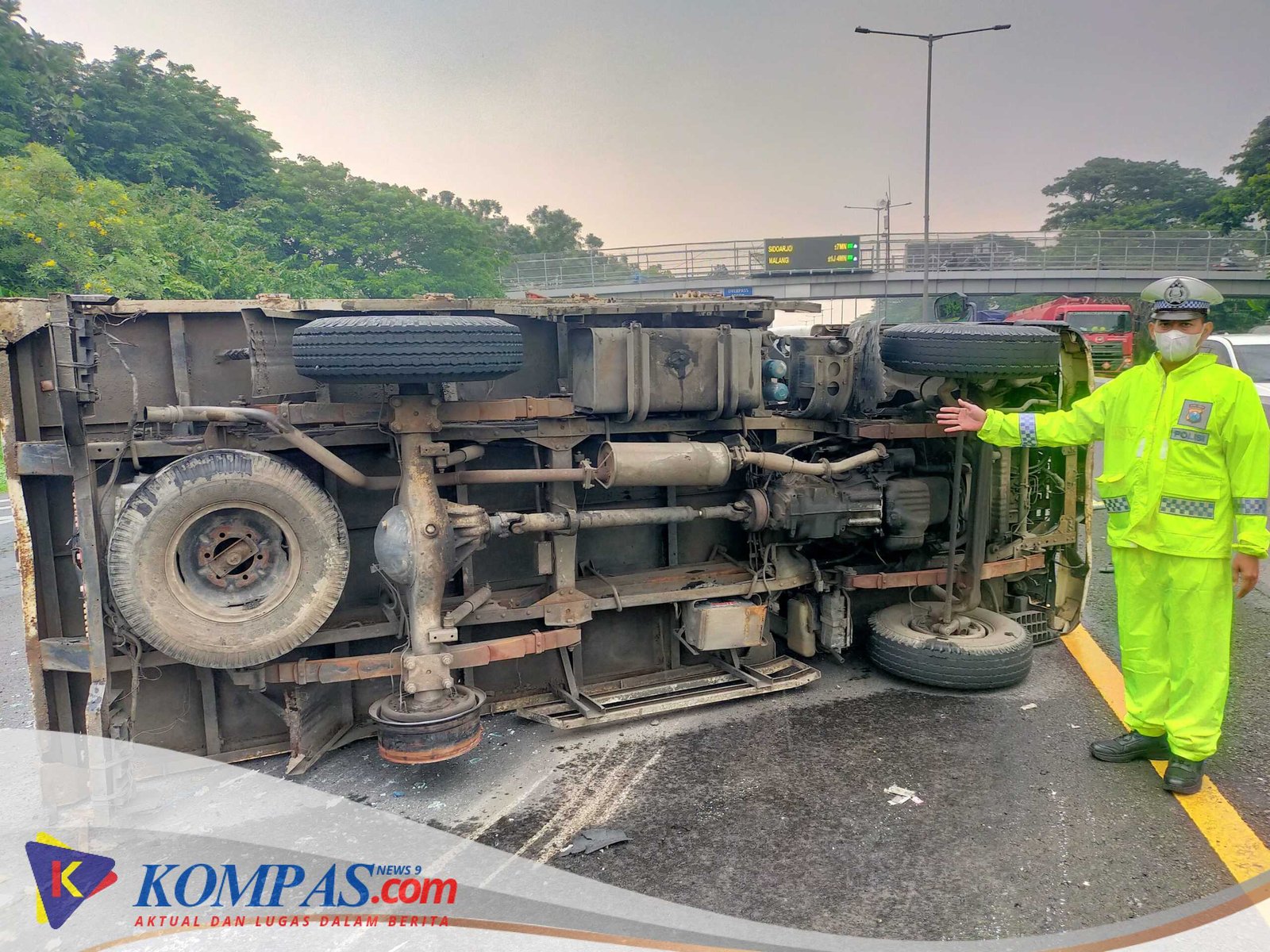 Akibat Alami Ban Pecah, Truk Bermuatan Kaca Terguling di Tol Waru Arah Sidoarjo