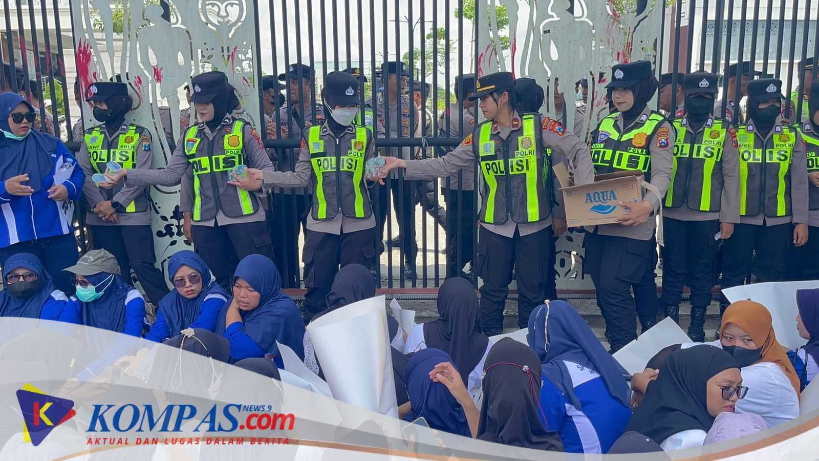 Aksi Humanis: Polwan Bojonegoro Berbagi Air Mineral kepada Massa Unjuk Rasa