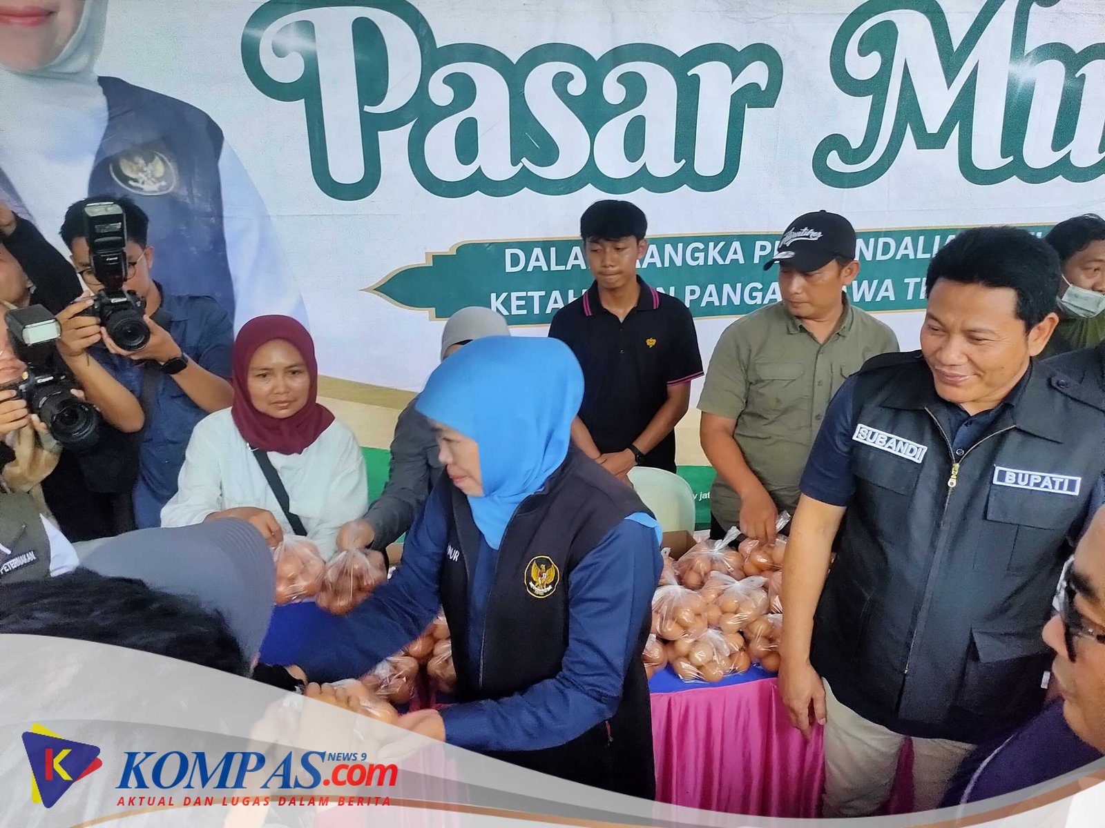 Bupati Sidoarjo Dampingi Gubernur Jatim Gelar Pasar Murah di Krian untuk Perluas Jangkauan Masyarakat Beli Sembako