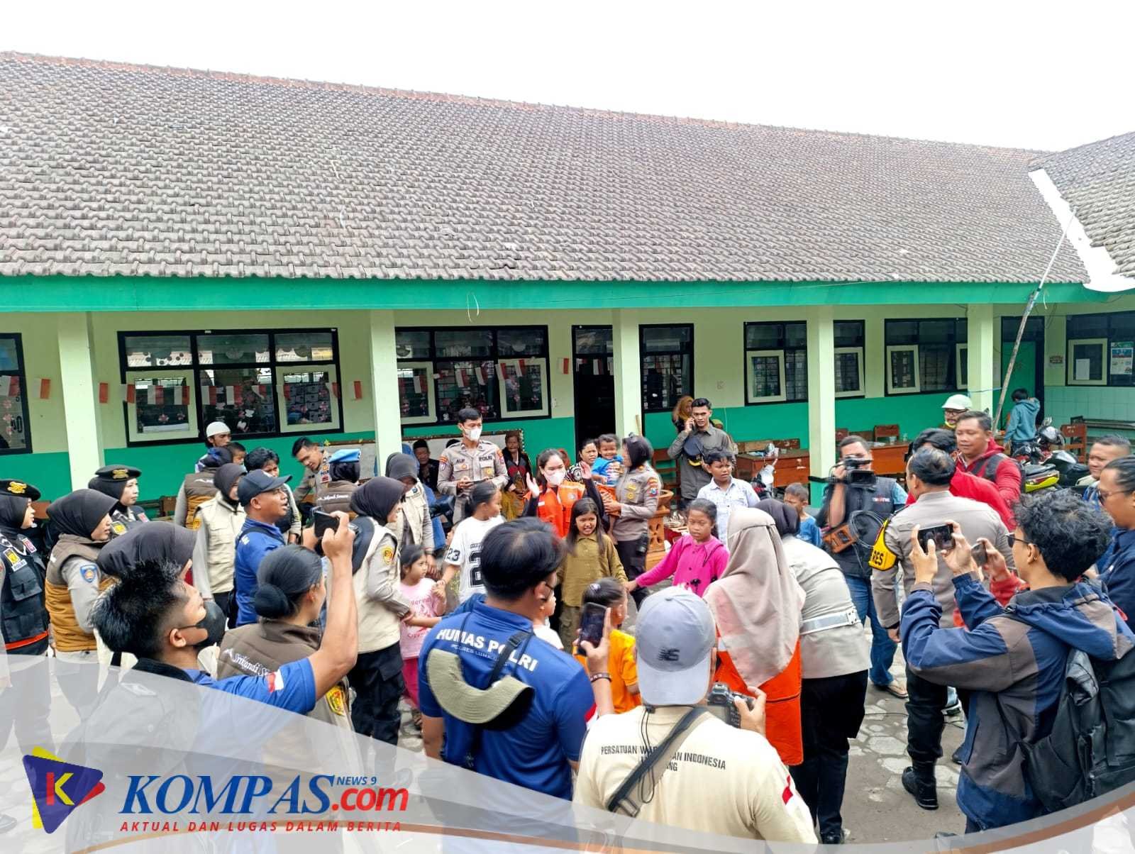 Polres Lumajang Lakukan Trauma Healing, Anak – anak Pengungsi Semeru Kembali Ceria
