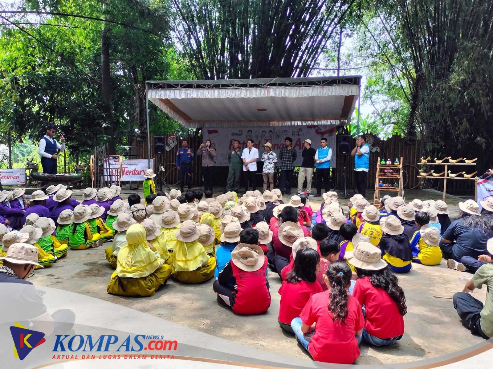 Polwan Polresta Sidoarjo Beri Edukasi Bijak Penggunaan Gadget Sejak Dini di Kampung Lali Gadget