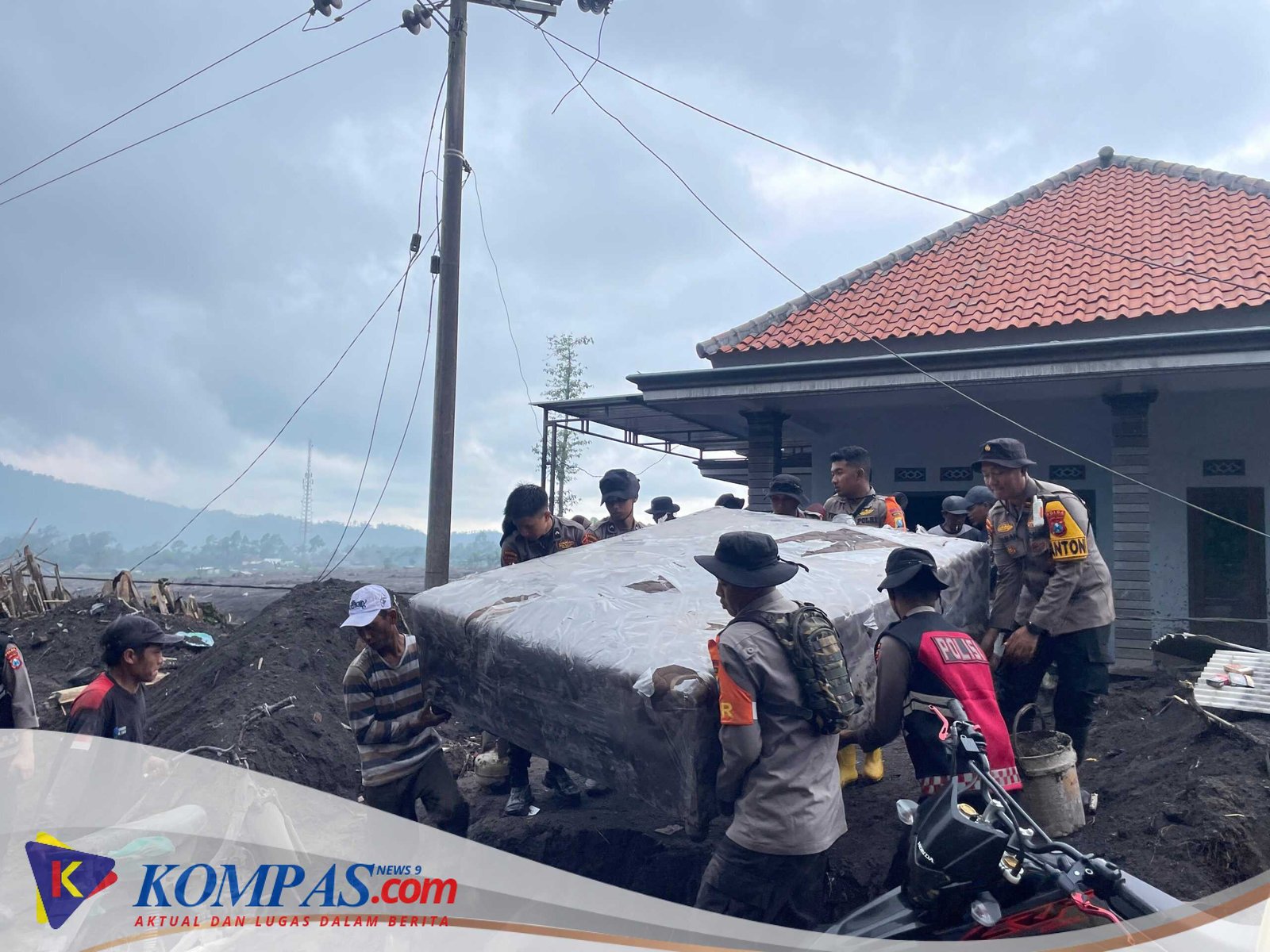 Satbrimob Polda Jawa Timur Perkuat Operasi Kemanusiaan Pasca Erupsi Semeru