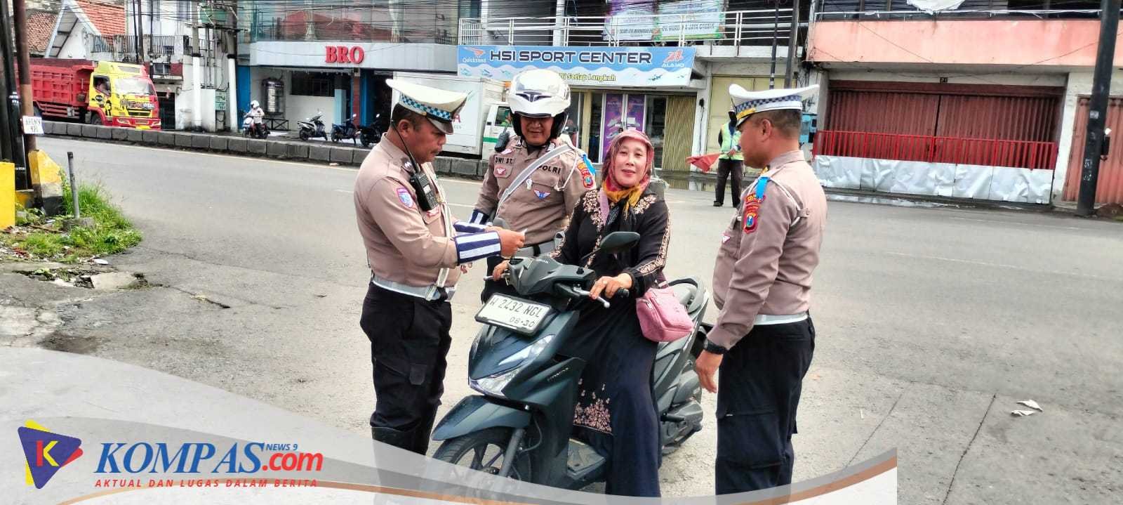 Polsek Porong Beri Teguran Humanis Pengendara Tanpa Helm untuk Keselamatan Bersama