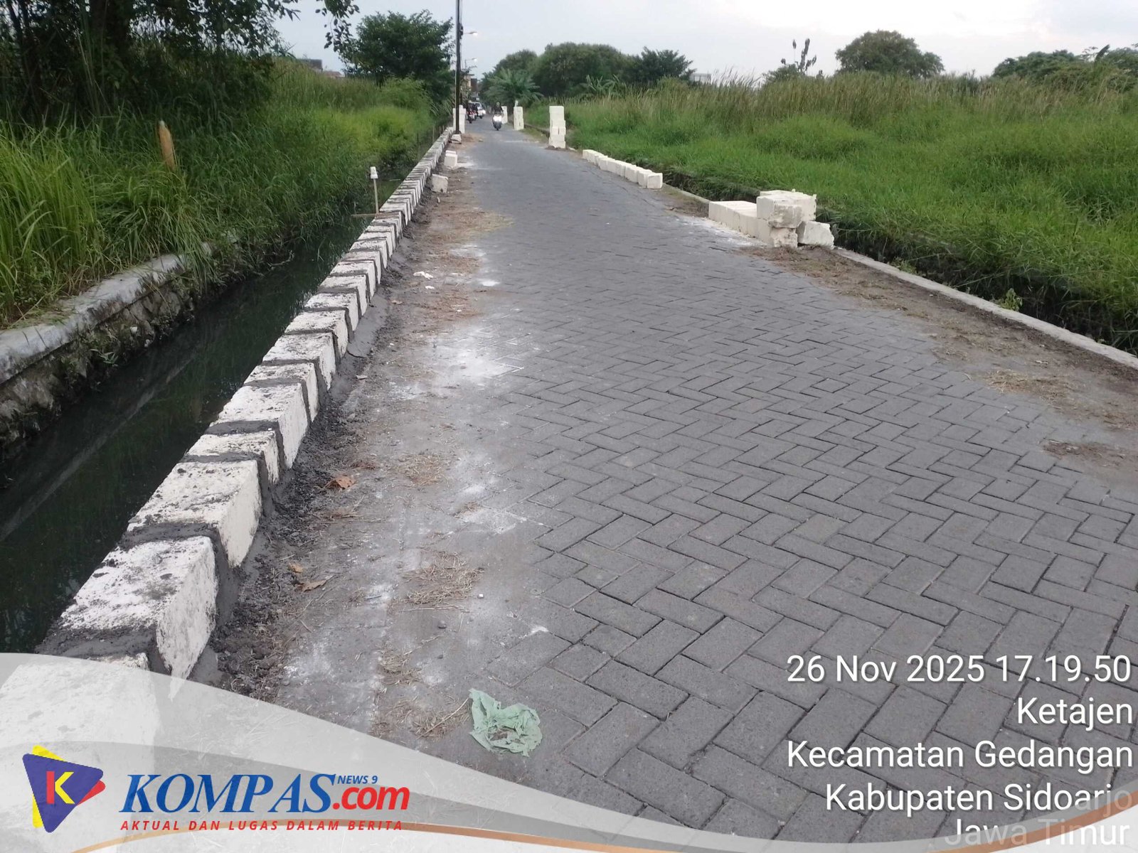 Pemdes Ketajen Kerjakan Proyek Swakelola Bibir Sungai Tanpa Papan Nama, Media Pertanyakan Transparansi dan Kualitas Material
