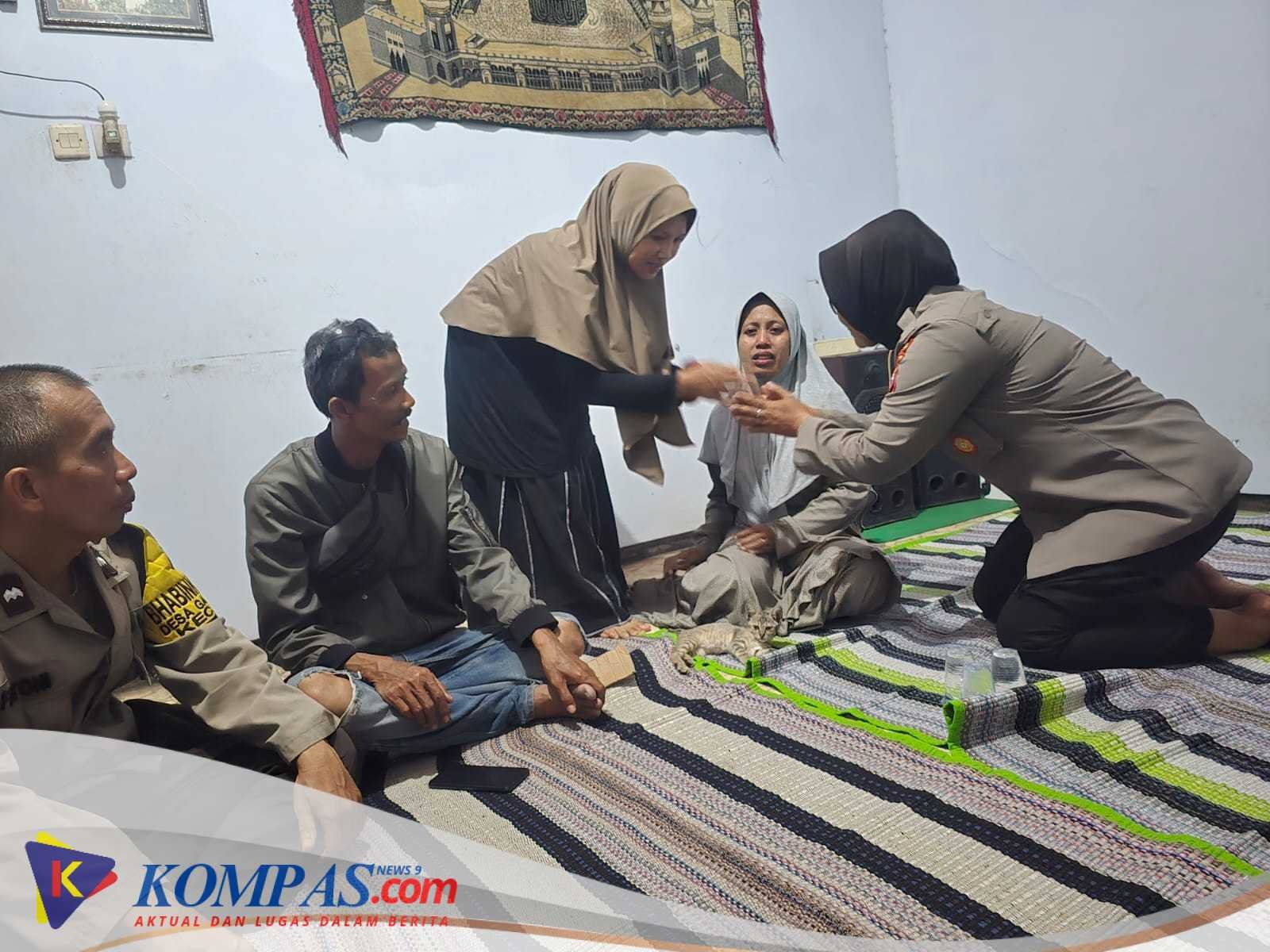 Kasat Binmas Polres Pasuruan Takziah ke Korban Meninggal Kecelakaan KA Mutiara Timur di Gununggangsir