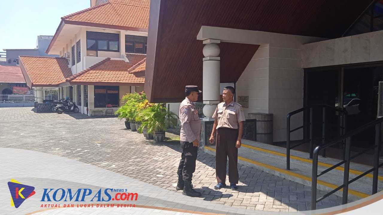 Jelang Natal dan Tahun Baru, Bhabinkamtibmas Tropodo Perkuat Keamanan Gereja Salib Suci