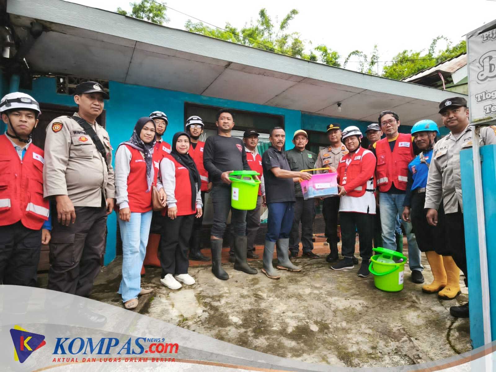 Polres Pasuruan Salurkan Bantuan Sosial kepada Keluarga Korban Longsor Tlogosari