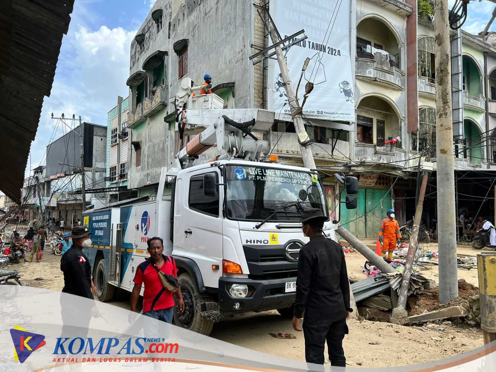 Personel Brimob Kawal Penormalan Listrik di Aceh Tamiang