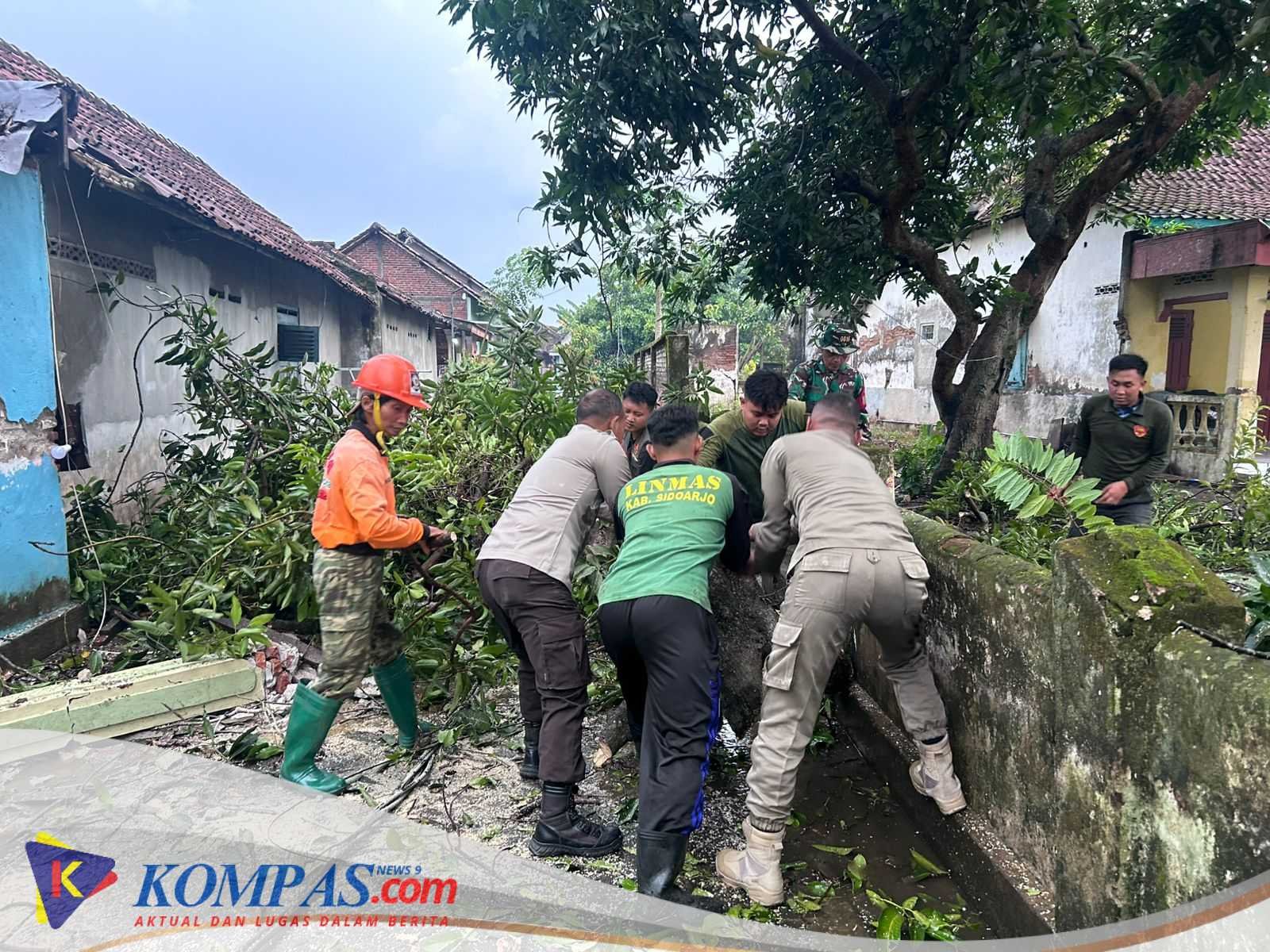 Hujan Deras Disertai Angin Terjang Empat Desa di Prambon
