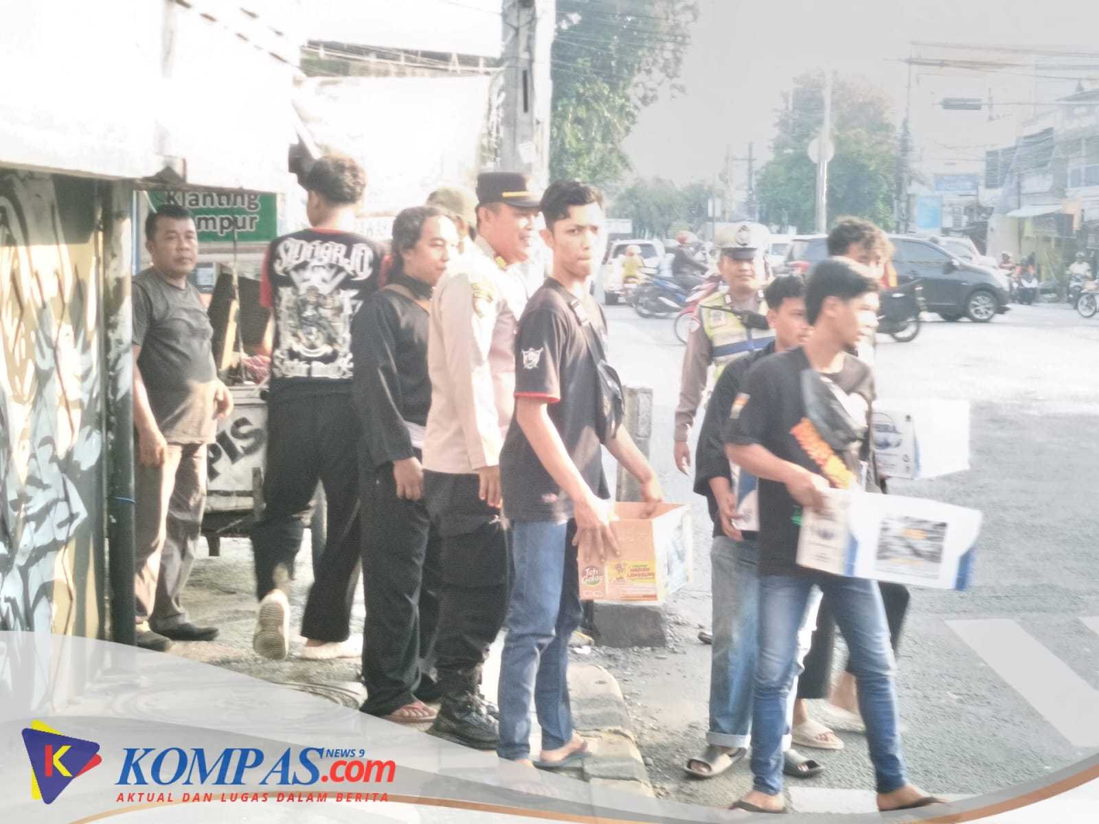 Kapolsek Gedangan Turun ke Jalan Kawal Penggalangan Dana PSHT untuk Korban Banjir dan Longsor Aceh–Sumatera