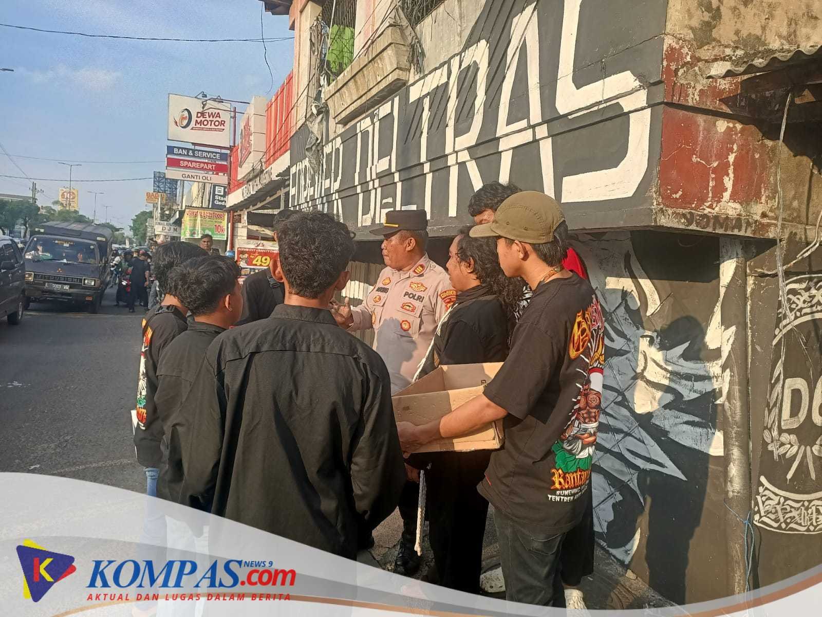 Kapolsek Gedangan Kawal Penggalangan Dana Suporter Deltras Forever untuk Korban Bencana Aceh–Sumatra