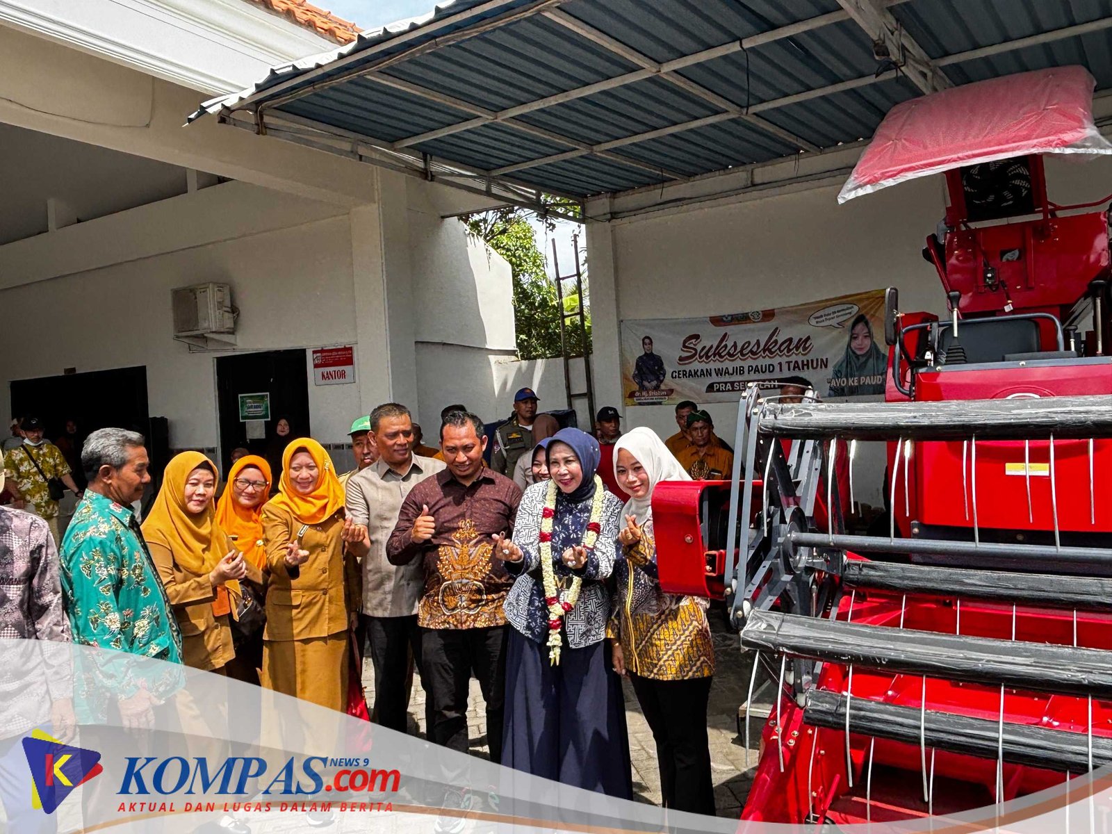 Wabup Sidoarjo Serahkan Bantuan Alsintan kepada Petani Desa Tarik