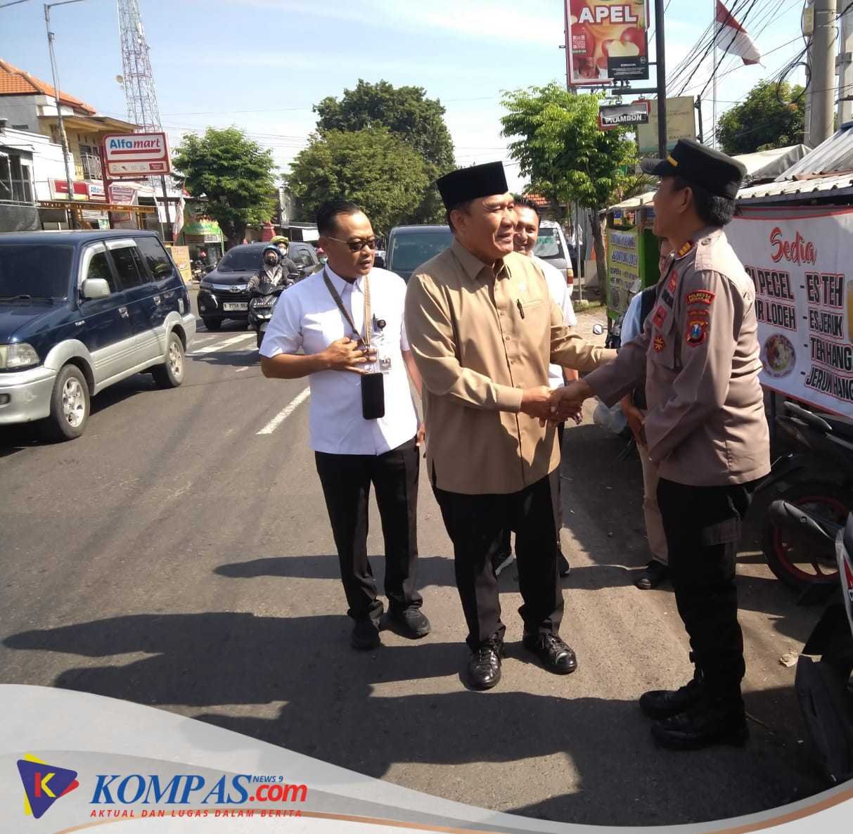 Polsek Prambon Berikan Rasa Aman Saat Kunker Anggota DPR RI di Pasar Prambon