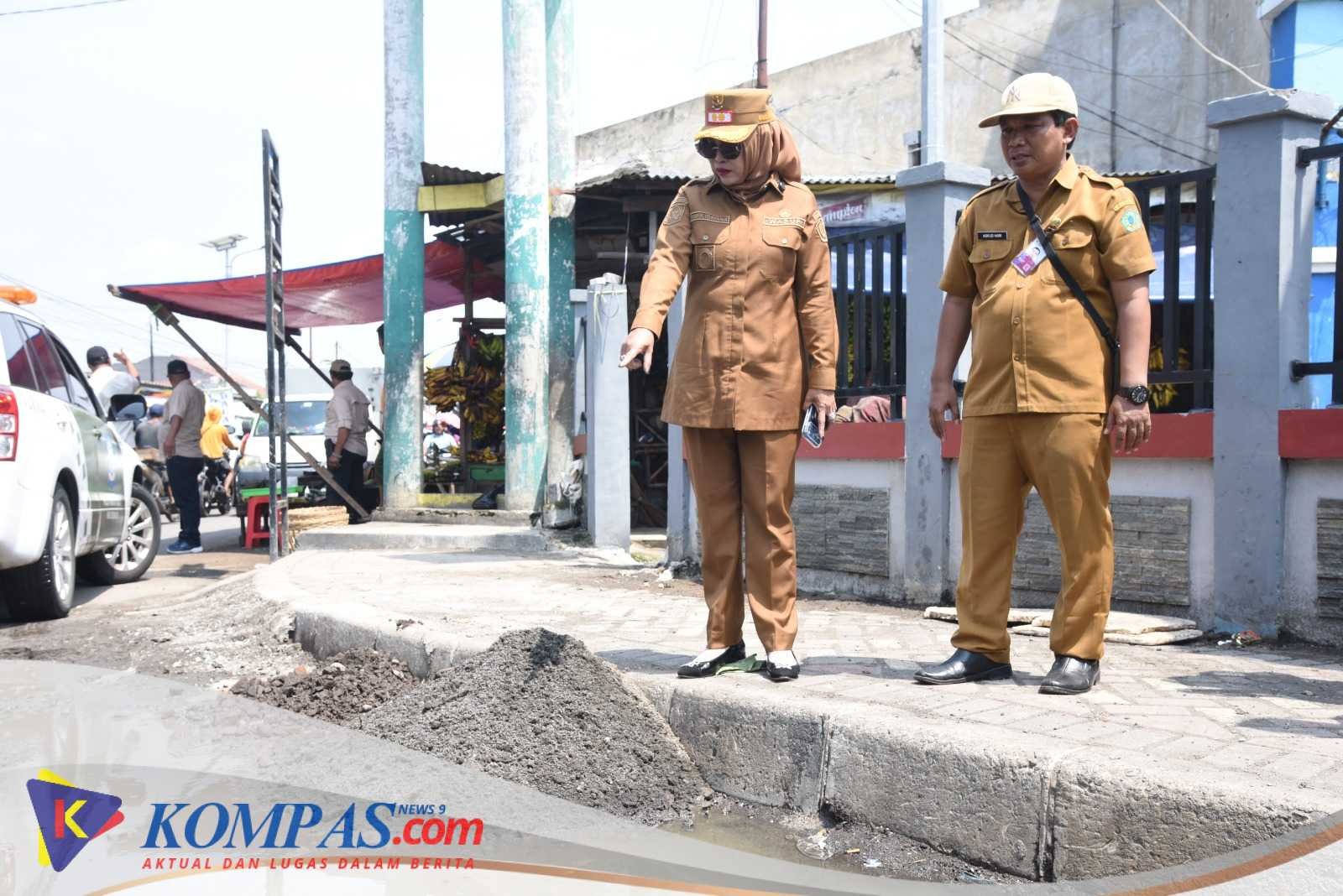 Wabup Sidoarjo Pantau Satgas Jalan Dinas PUBMSDA Sidoarjo Perbaiki Jalan Rusak