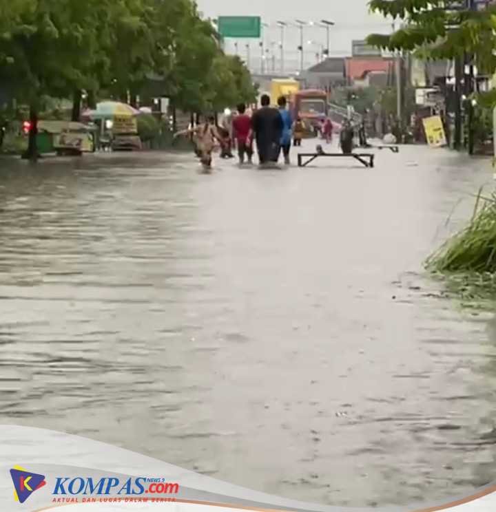 Hujan Deras, Jalan Raya Desa Sumokali Terendam Banjir Setinggi 15 Cm