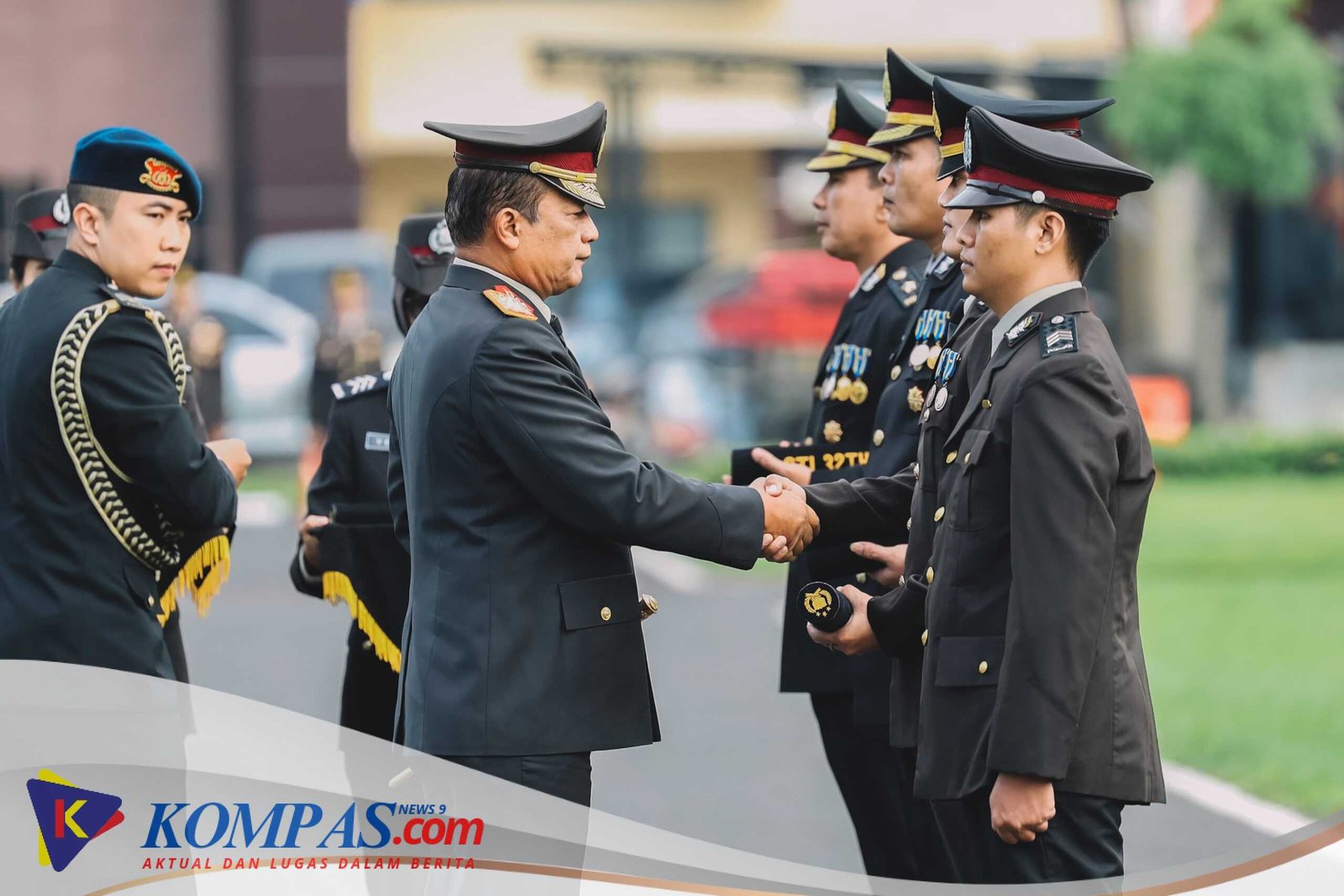 Kapolda Jatim Anugerahkan Tanda Kehormatan kepada Ribuan Personel