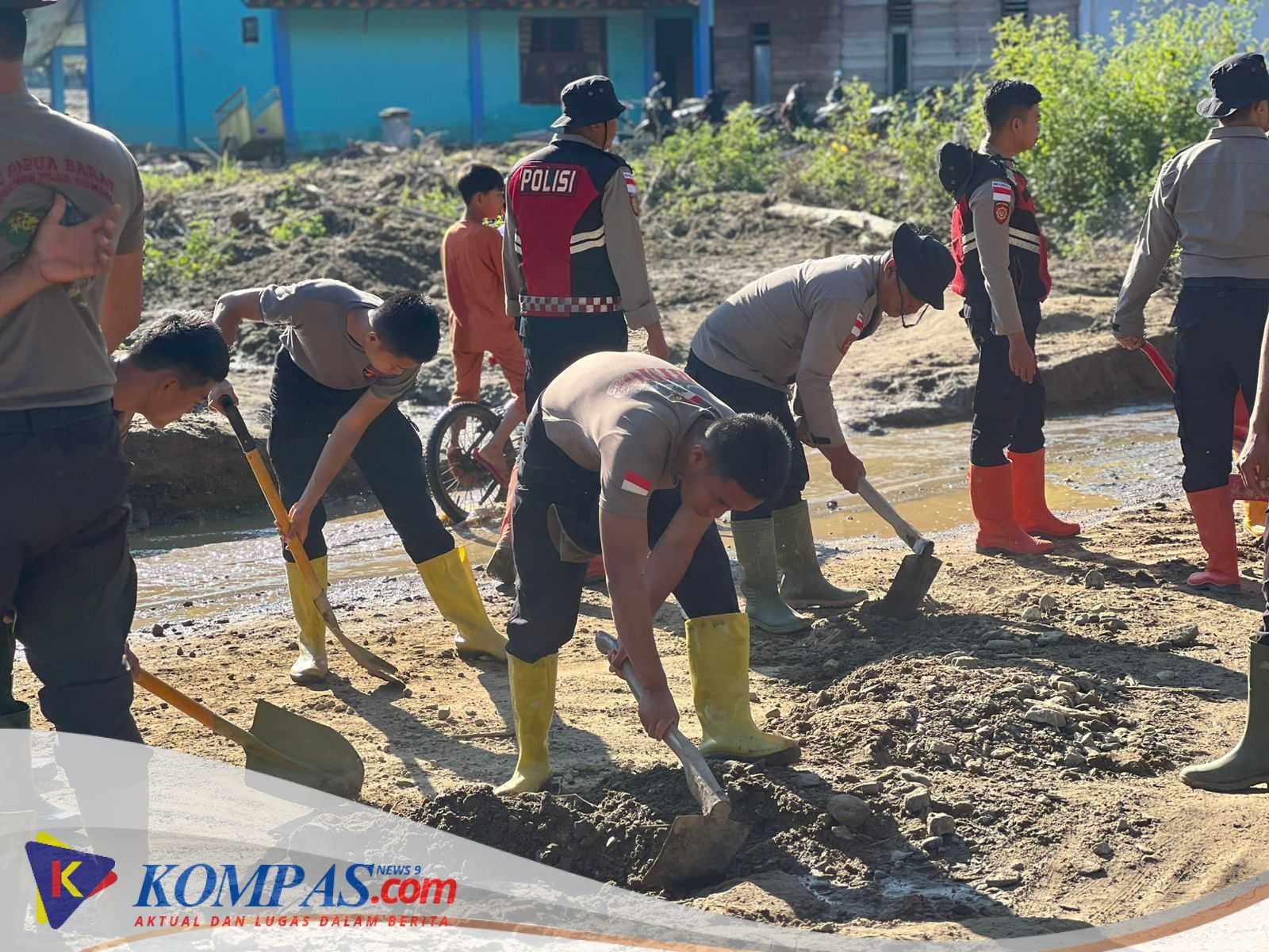 Polri Bersihkan Area Terdampak Banjir Bandang di Kampung Tengah Kecamatan Palembayan Agam Sumbar