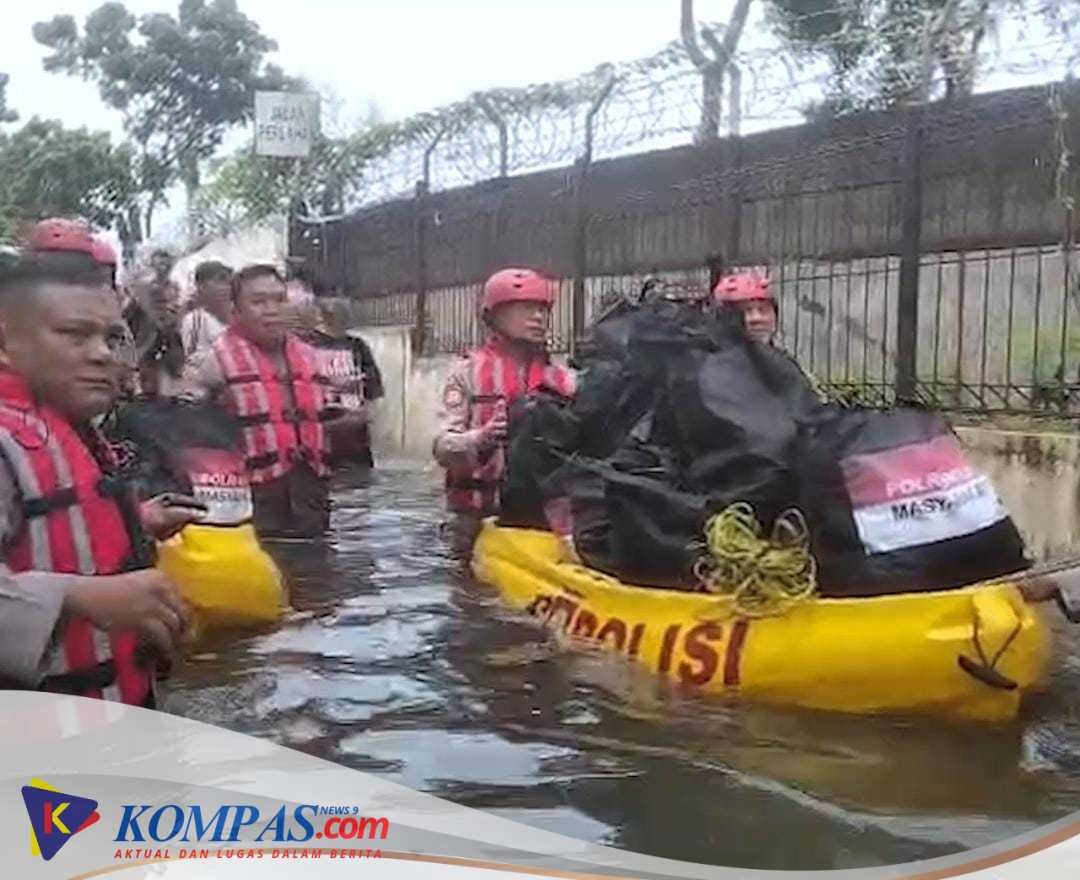 Polri Bergerak Tangani Banjir Cakung, Kerahkan 132 Personel, Perahu Taktis, Kendaraan 4×4, dan Dapur Lapangan Brimob