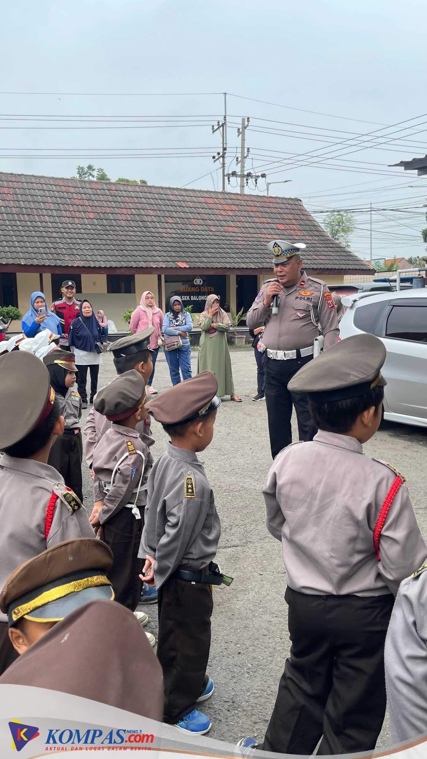 Personel Polsek Balongbendo Edukasi Siswa PAUD Darus Sibyan, Tanamkan Citra Polisi Ramah Anak