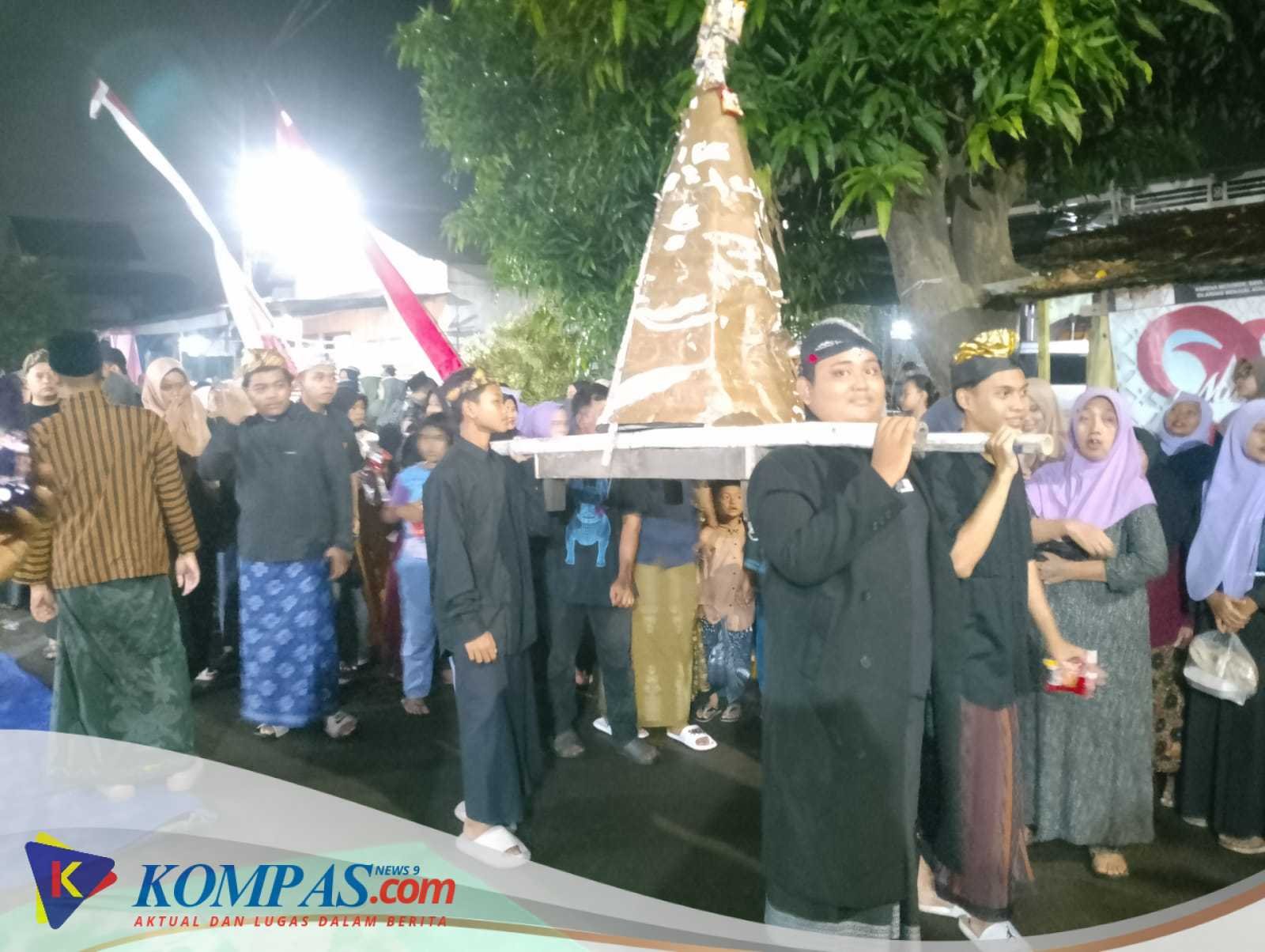Ruwat Desa Kedensari Dimeriahkan Kirab 33 Tumpeng Panjang Keliling Desa