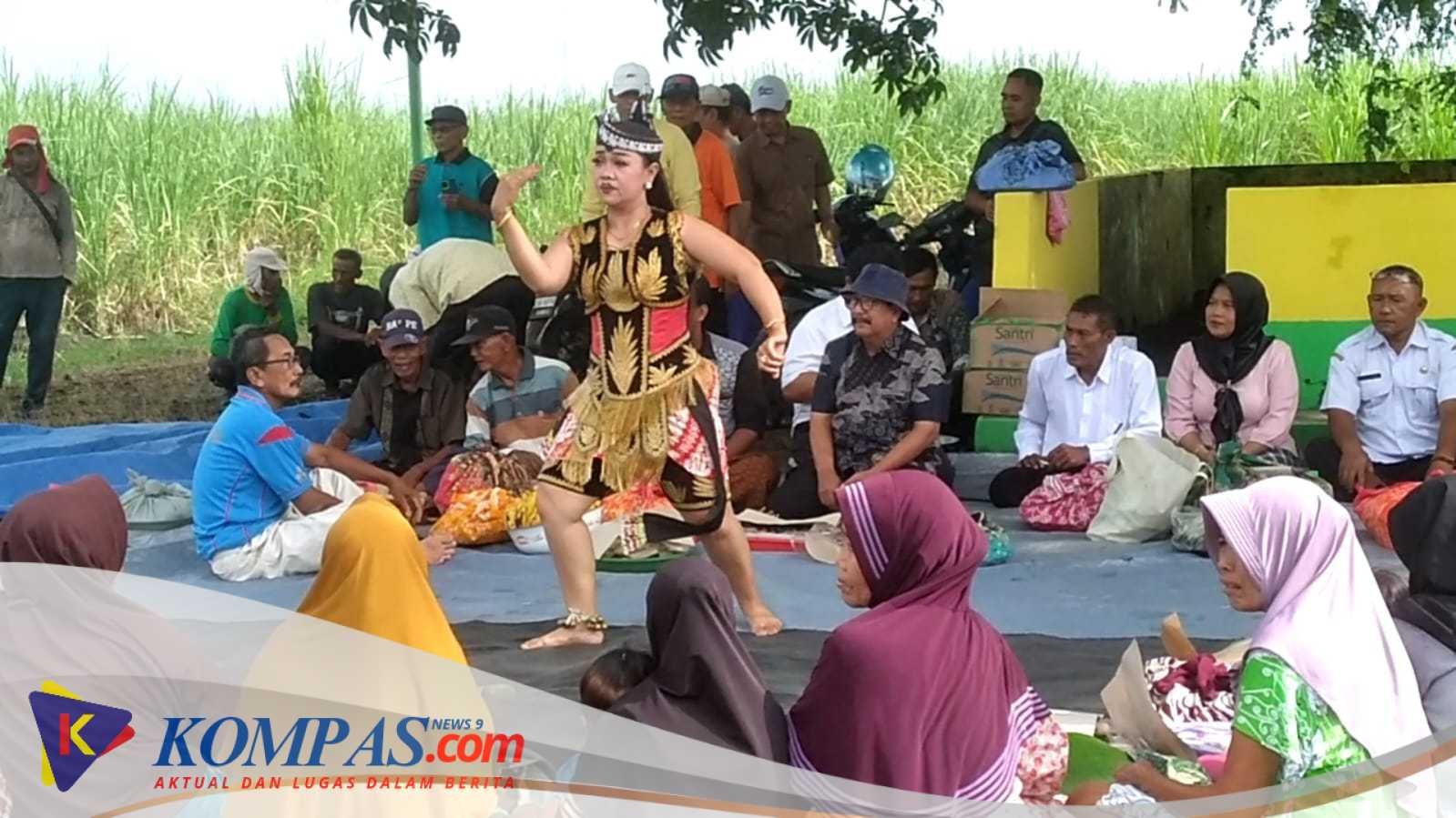 Ratusan warga Desa Gempol Klutuk kecamatan tarik menggelar tradisi Ruwat Desa
